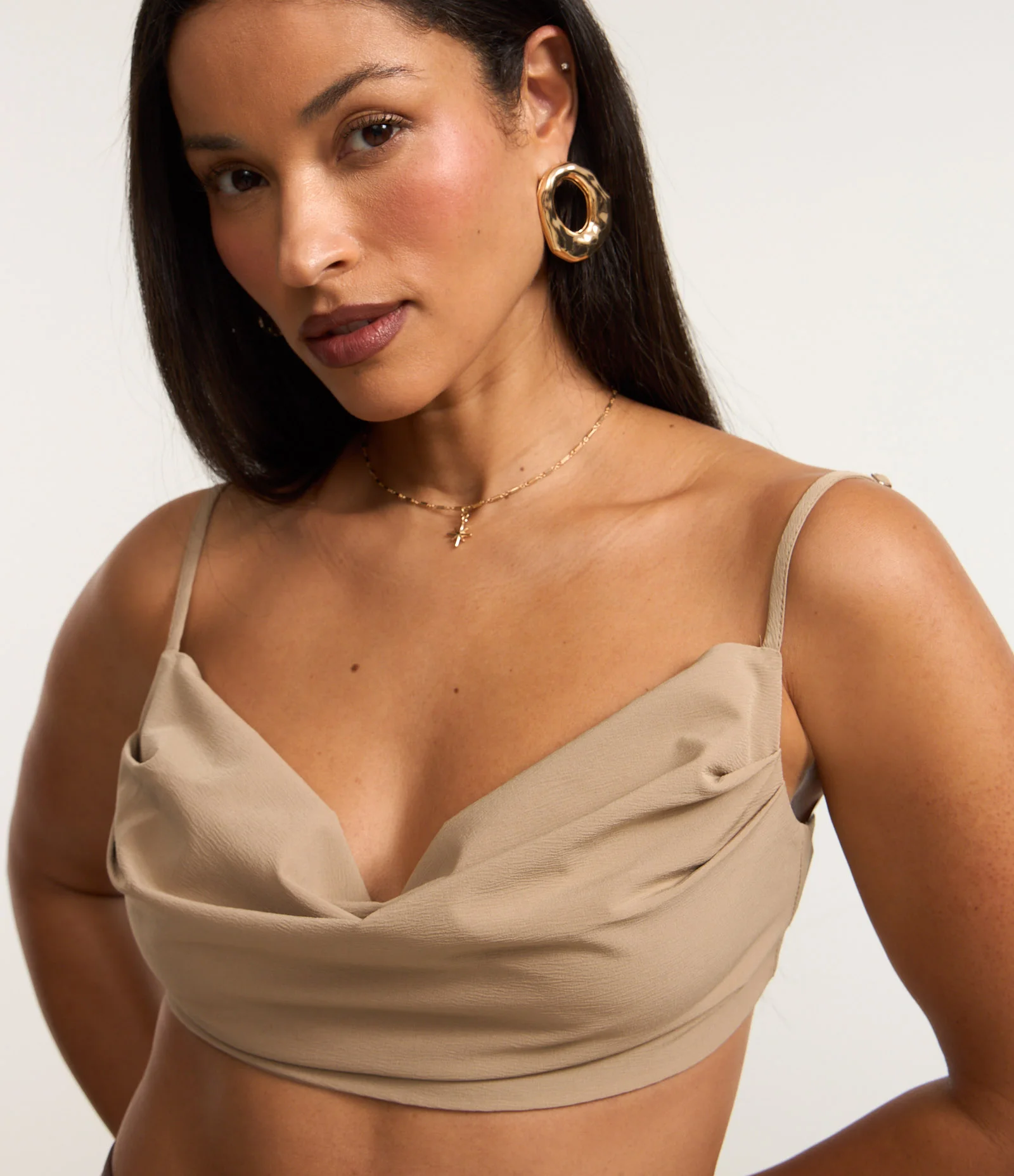 Blusa Cropped em Alfaiataria com Decote Degagê e Amarração nas Costas Bege 1