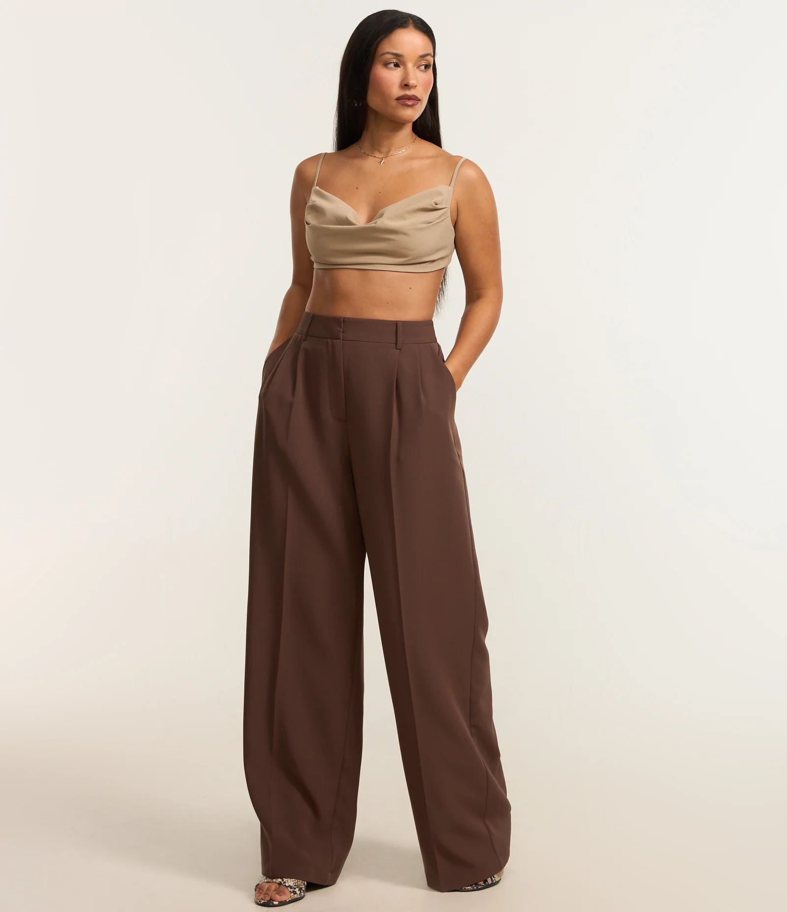 Blusa Cropped em Alfaiataria com Decote Degagê e Amarração nas Costas Bege 2