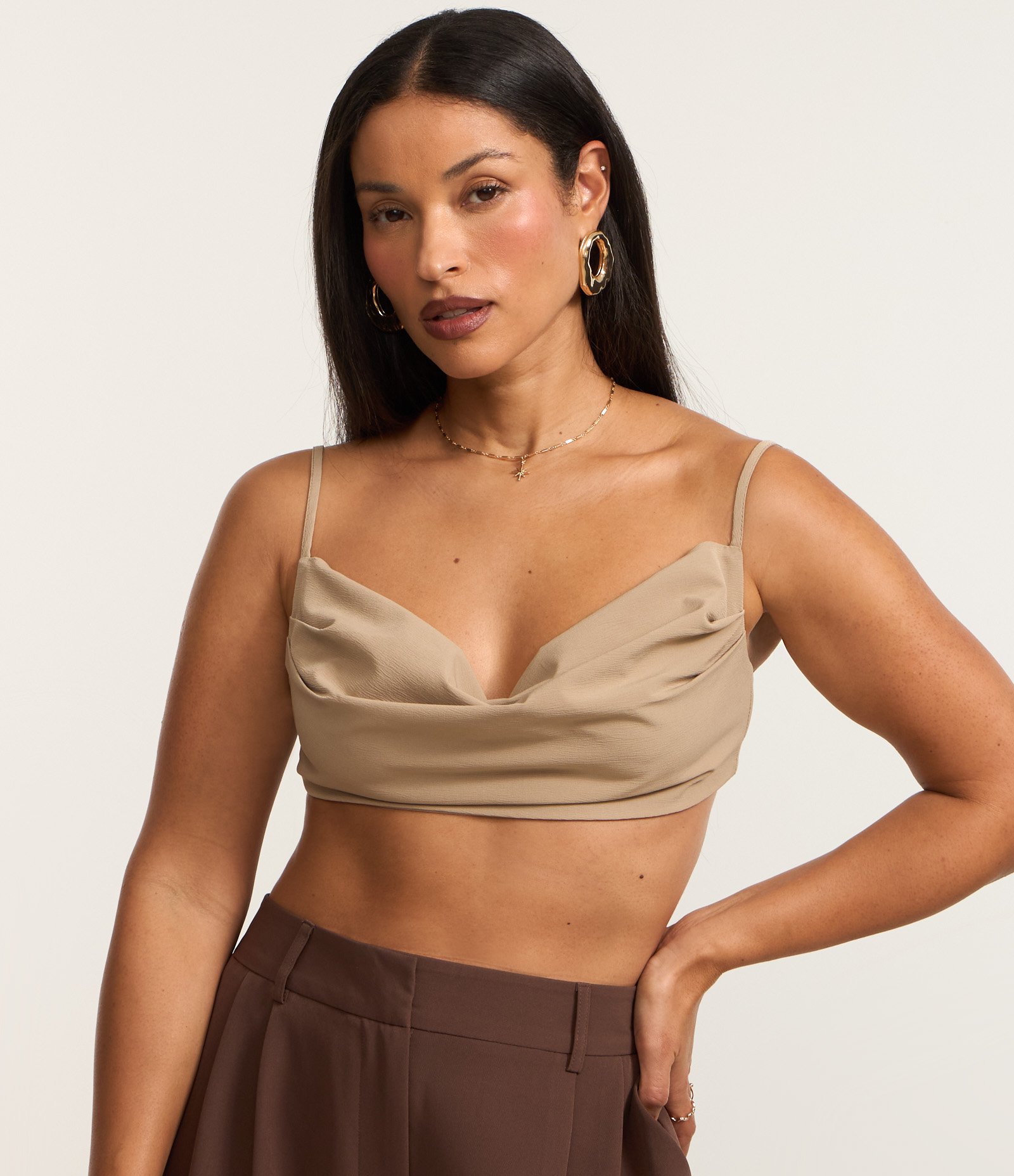 Blusa Cropped em Alfaiataria com Decote Degagê e Amarração nas Costas Bege 3