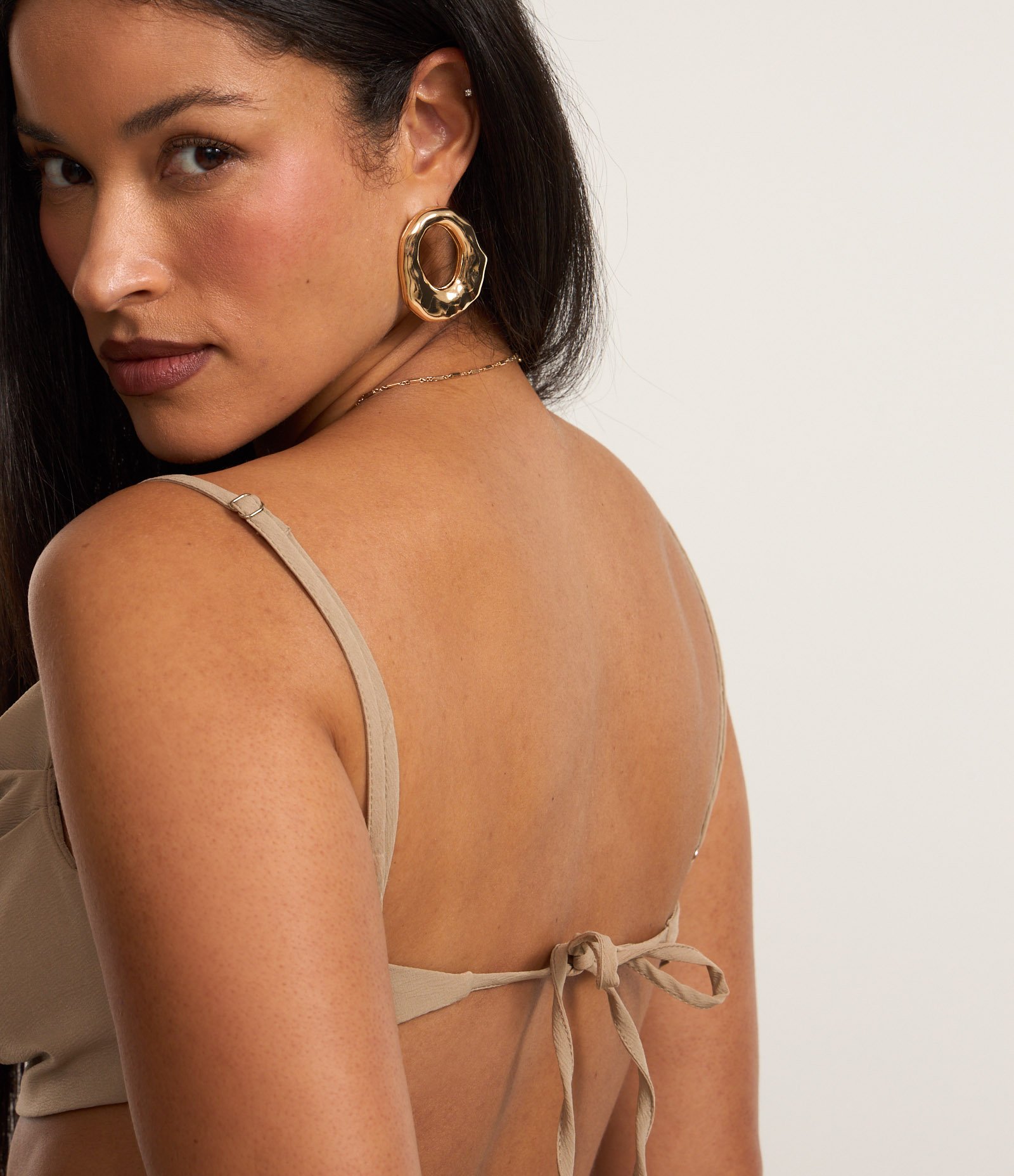 Blusa Cropped em Alfaiataria com Decote Degagê e Amarração nas Costas Bege 4