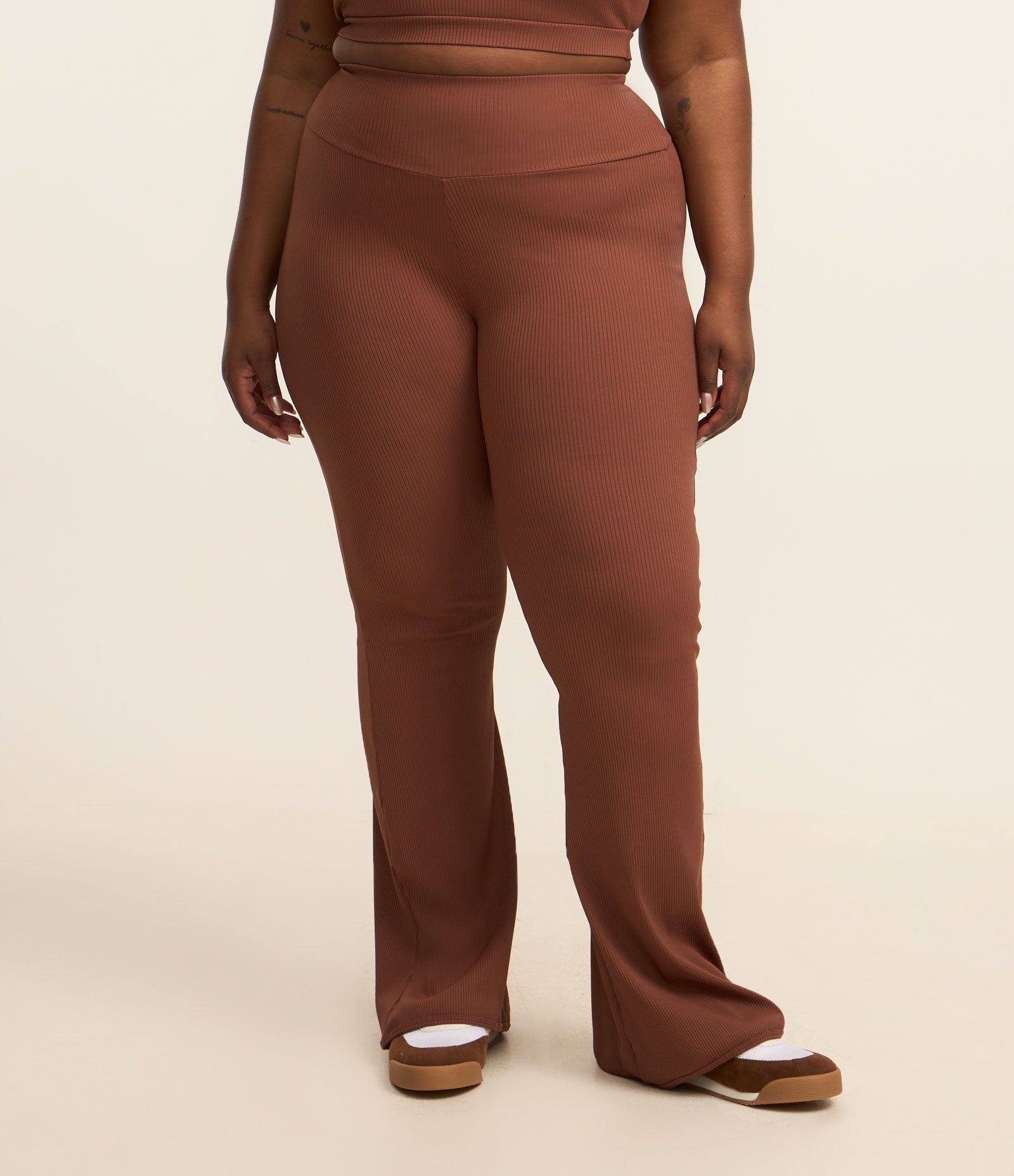 Calça Esportiva Wide Flare Canelada Curve & Plus Size Marrom 2