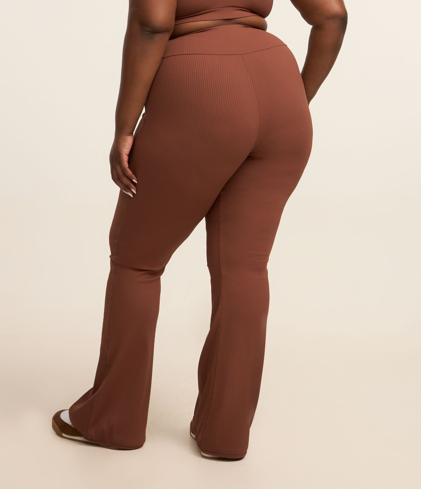 Calça Esportiva Wide Flare Canelada Curve & Plus Size Marrom 4