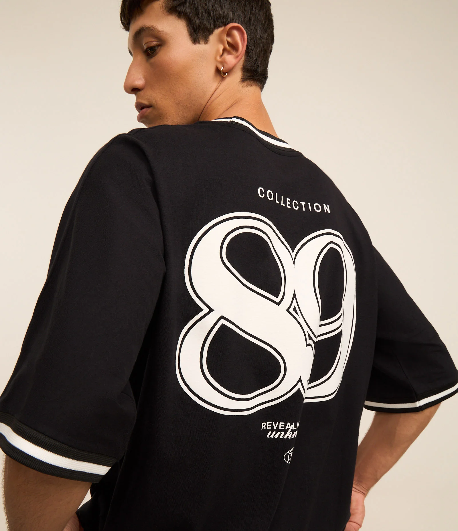 Camiseta Esportiva com Estampa em Relevo Collection 89 Preto 2