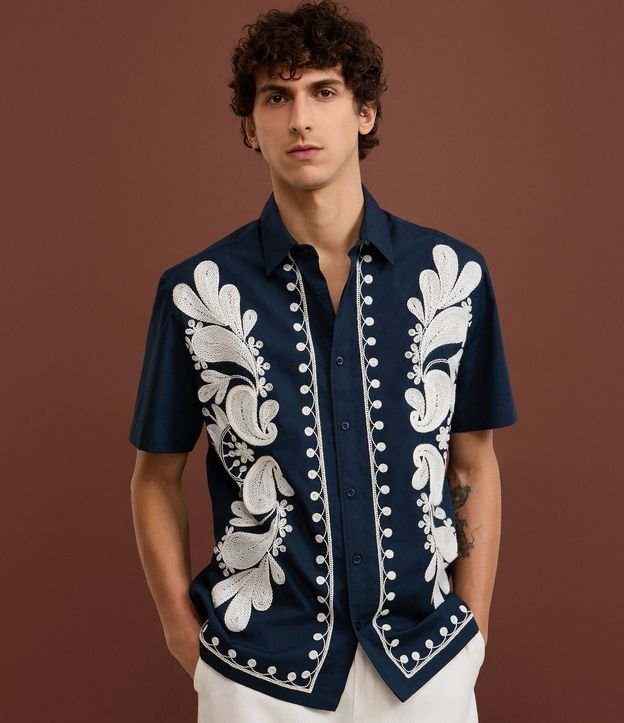 Camisa Comfort com Estampa Bordada Floral