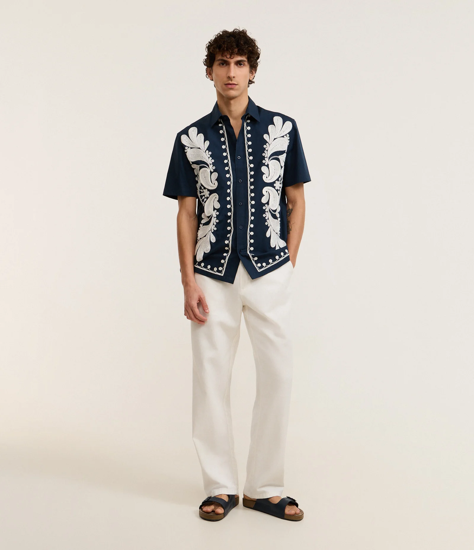 Camisa Comfort com Estampa Bordada Floral Azul 2