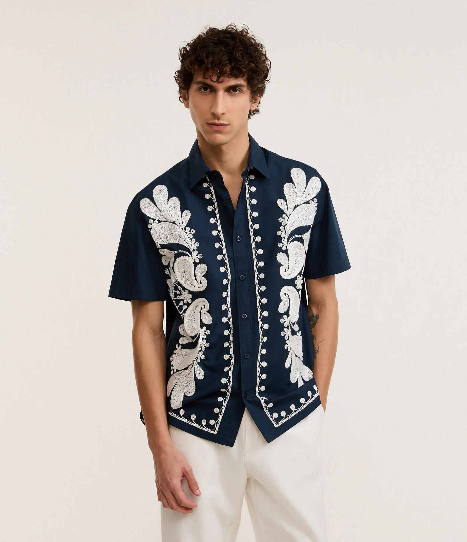 Camisa Comfort com Estampa Bordada Floral Azul 3