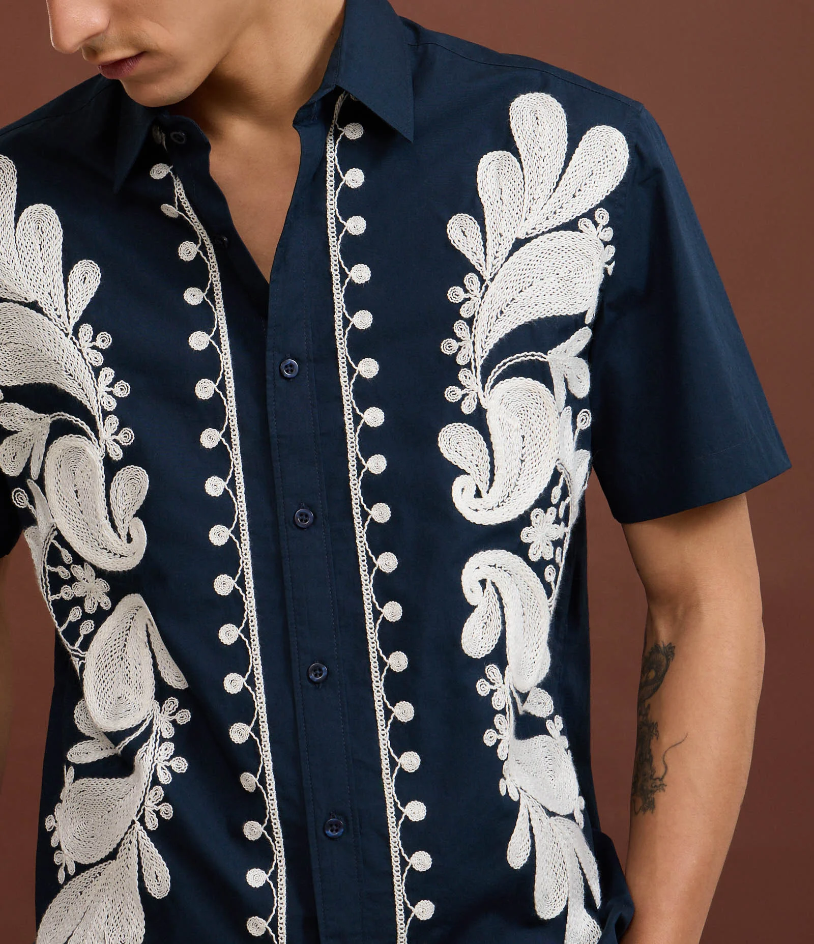 Camisa Comfort com Estampa Bordada Floral Azul 4