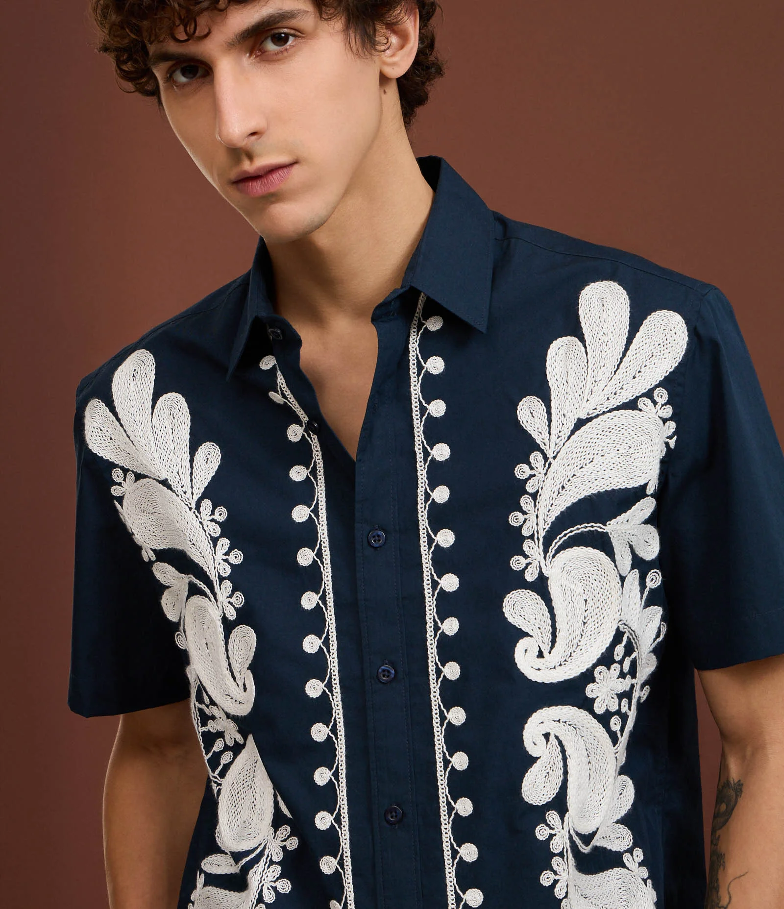 Camisa Comfort com Estampa Bordada Floral Azul 5