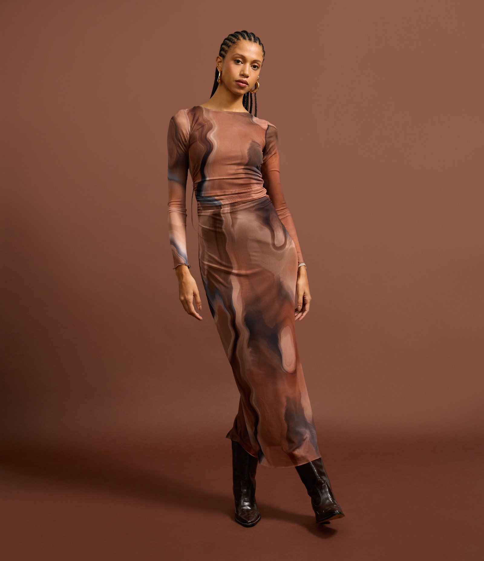 Vestido New Midi em Tule com Estampa Abstrata e Costas Abertas Marrom 4