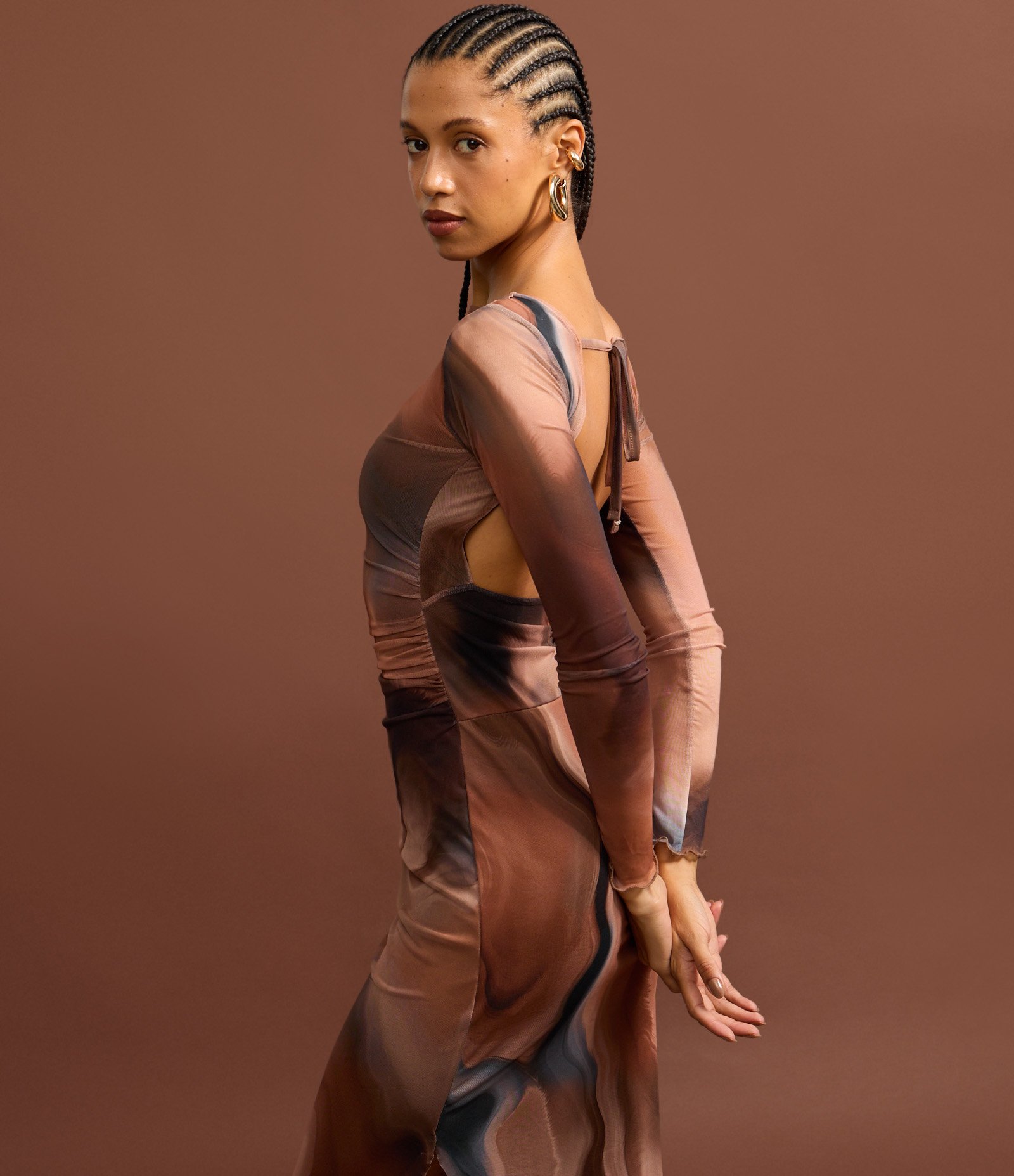 Vestido New Midi em Tule com Estampa Abstrata e Costas Abertas Marrom 5