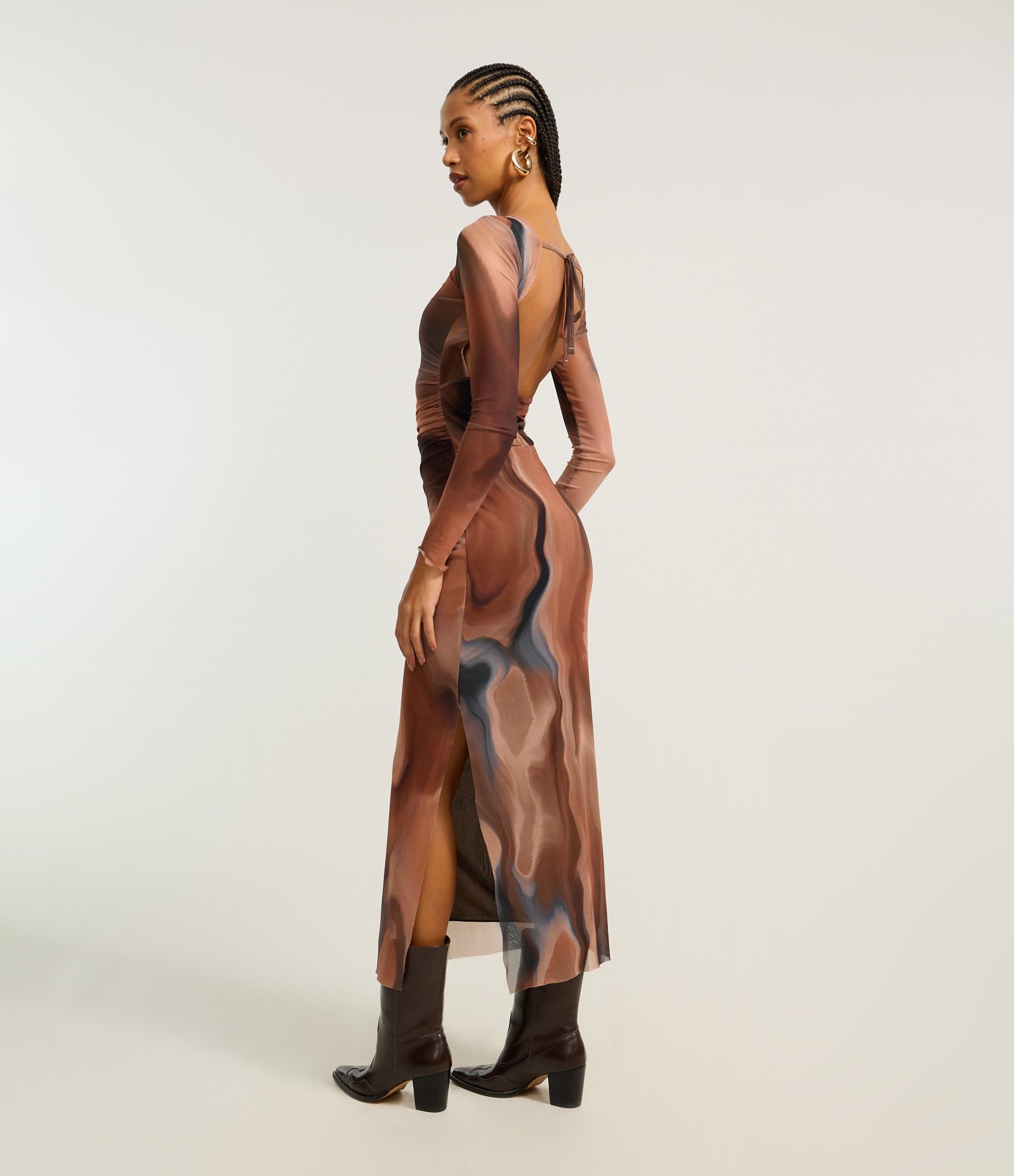 Vestido New Midi em Tule com Estampa Abstrata e Costas Abertas Marrom 1