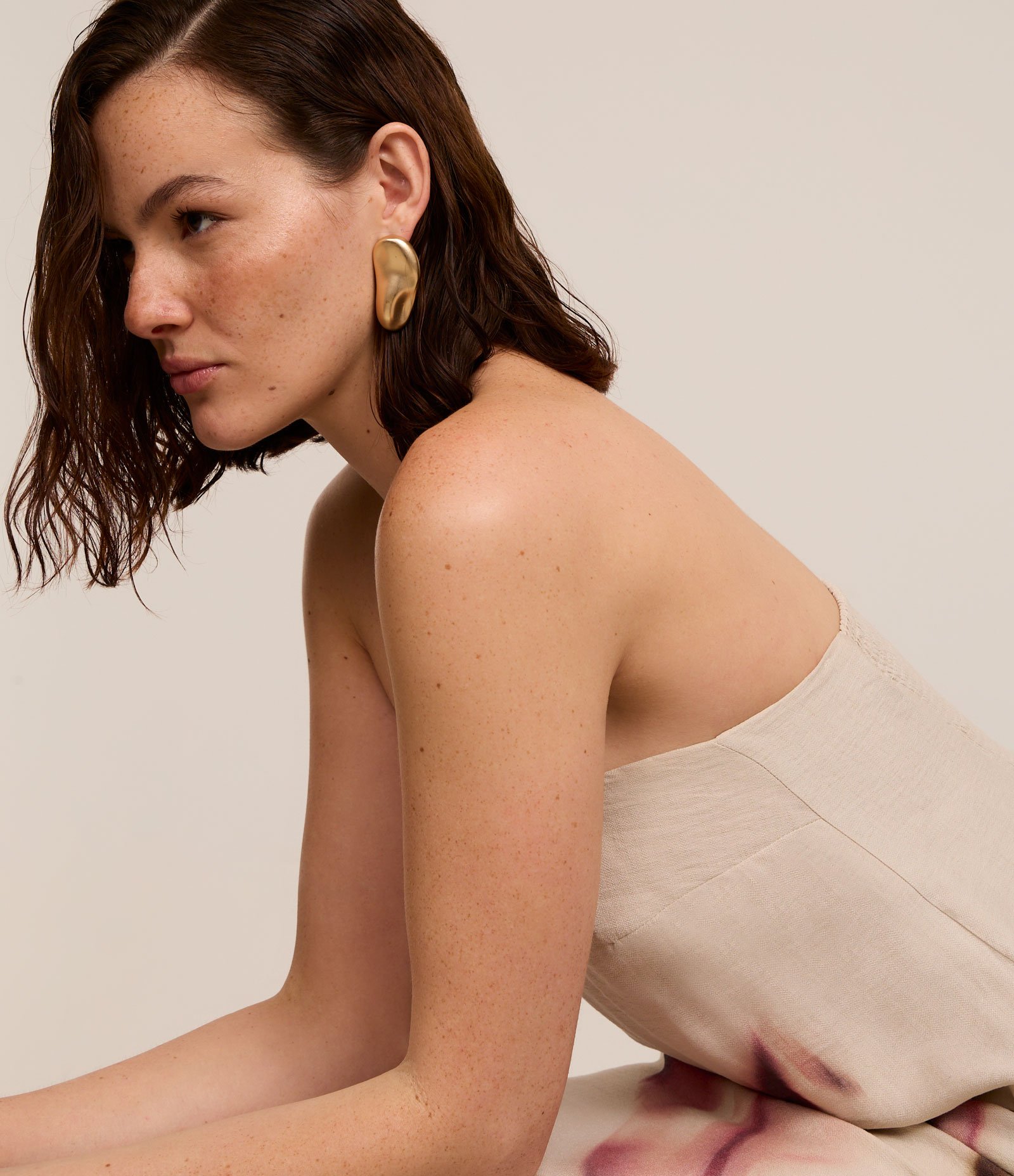 Brinco Botão Médio Fosco com Forma Orgânica Dourado 4