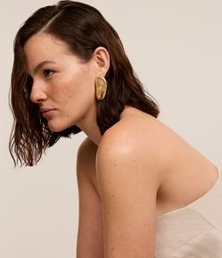 Brinco Botão Médio Fosco com Forma Orgânica