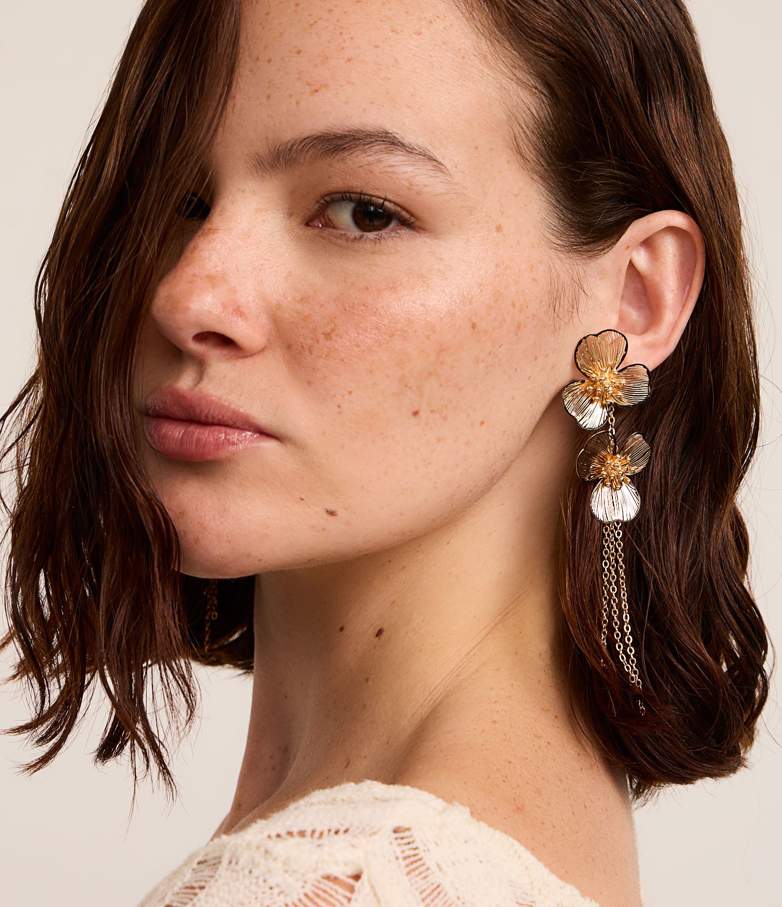 Brinco Fio Esmaltado com Flores Aramadas e Borda Contrastante Dourado 1