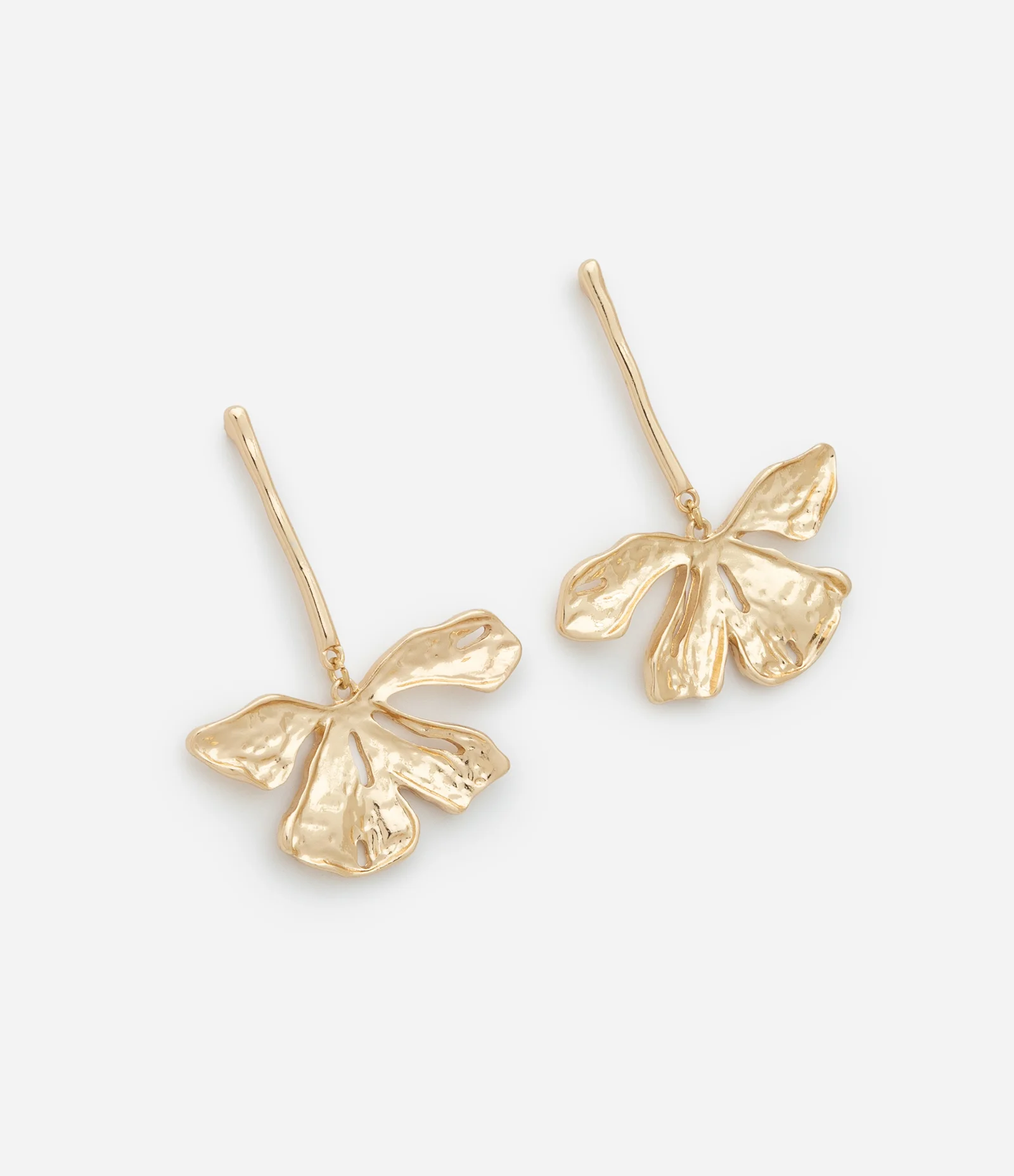 Brinco Pingente com Forma Floral e Efeito Martelado Dourado 1