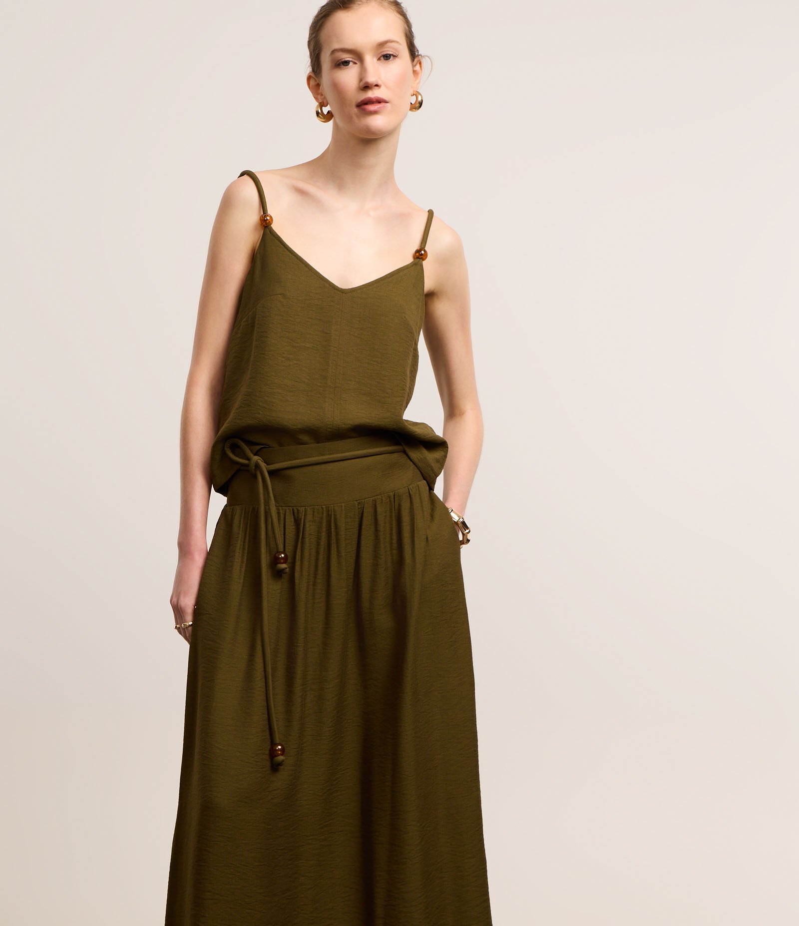 Saia Evasê Midi em Crepe com Cós Largo e Cinto Corda Verde 2