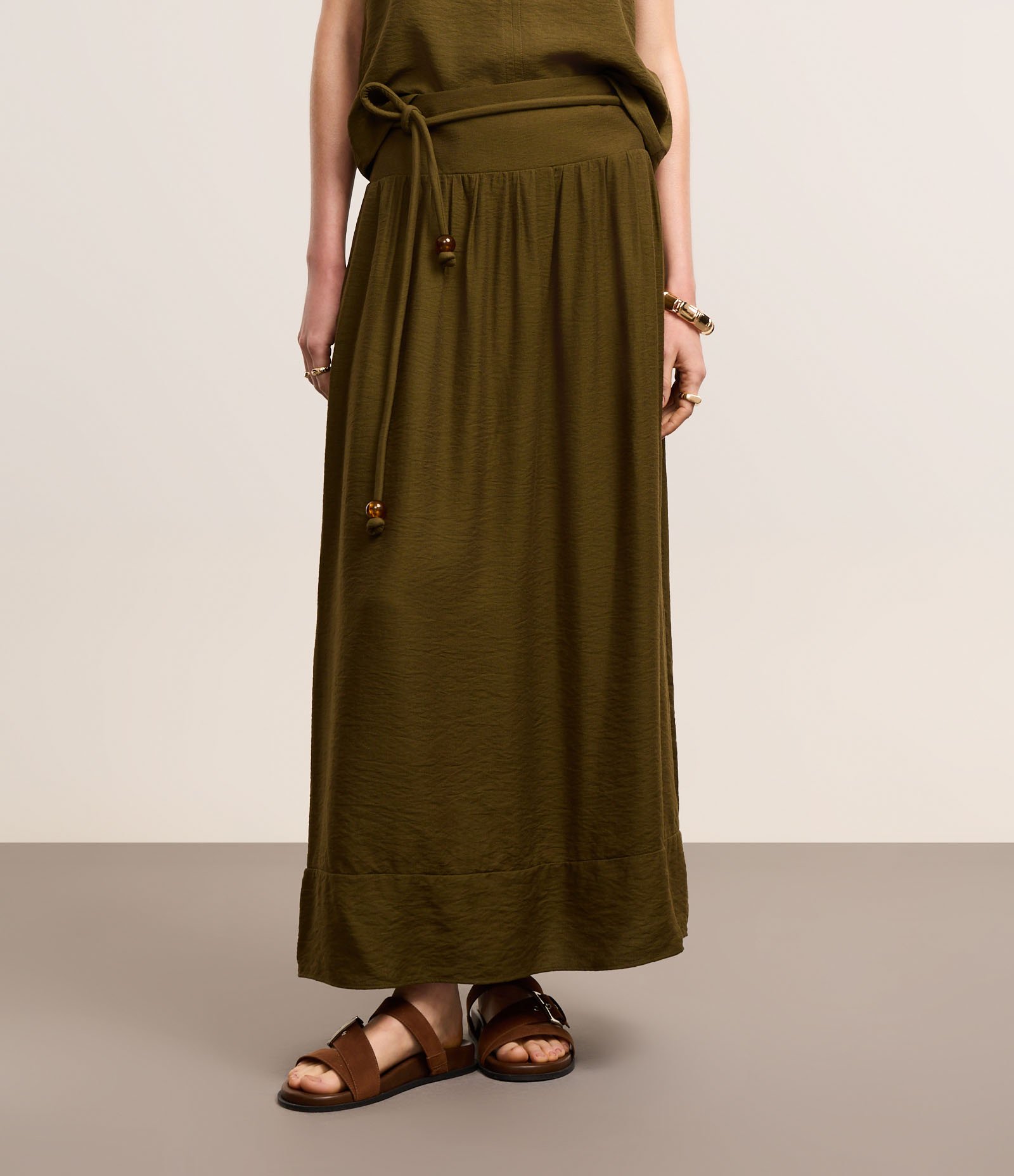 Saia Evasê Midi em Crepe com Cós Largo e Cinto Corda Verde 3