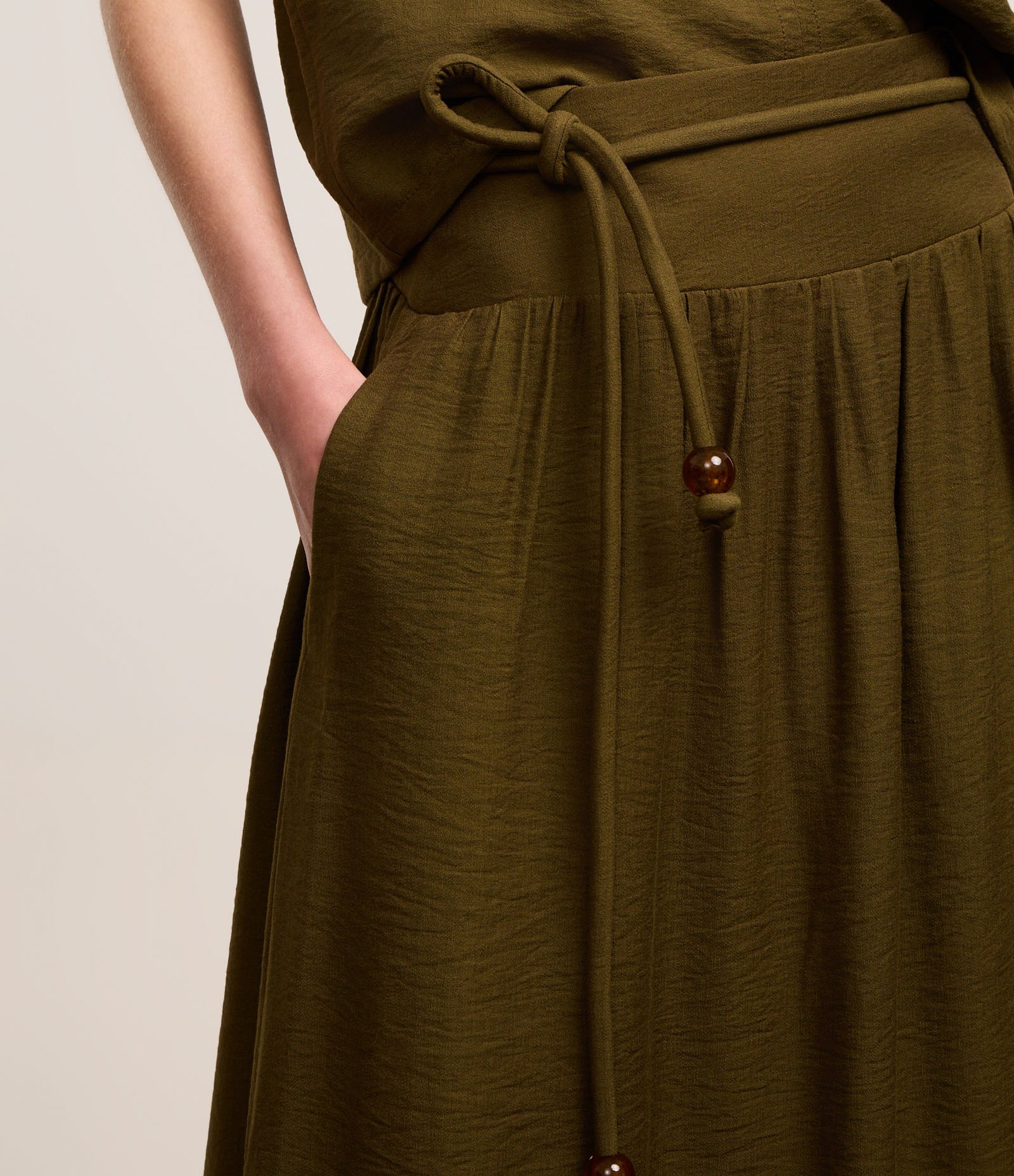 Saia Evasê Midi em Crepe com Cós Largo e Cinto Corda Verde 4