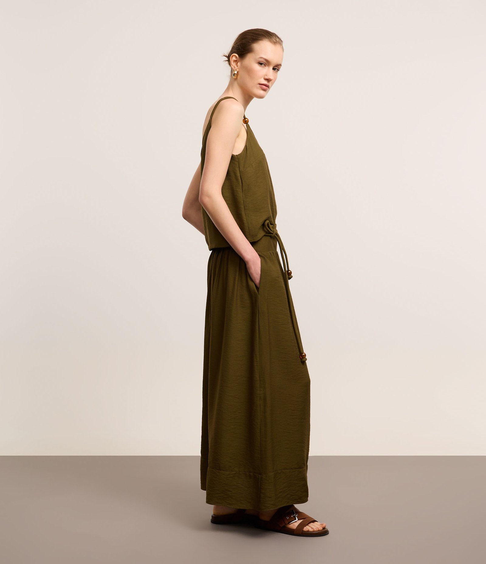 Saia Evasê Midi em Crepe com Cós Largo e Cinto Corda Verde 5