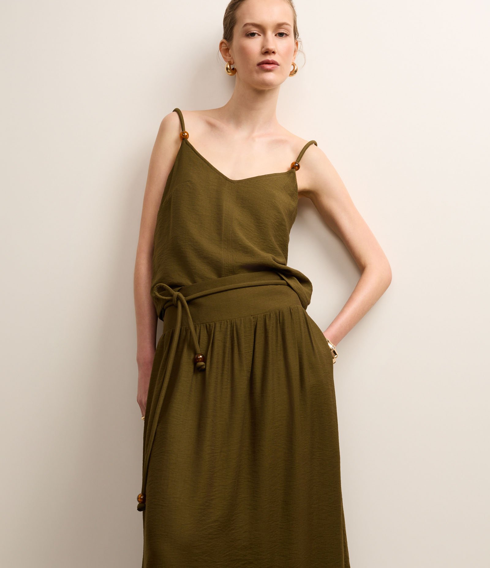 Saia Evasê Midi em Crepe com Cós Largo e Cinto Corda Verde 6