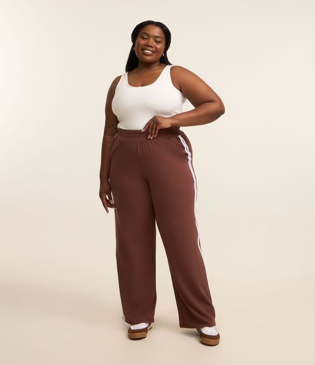 Calça Ampla Esportiva em Moletinho com Listras Laterais Curve & Plus Size