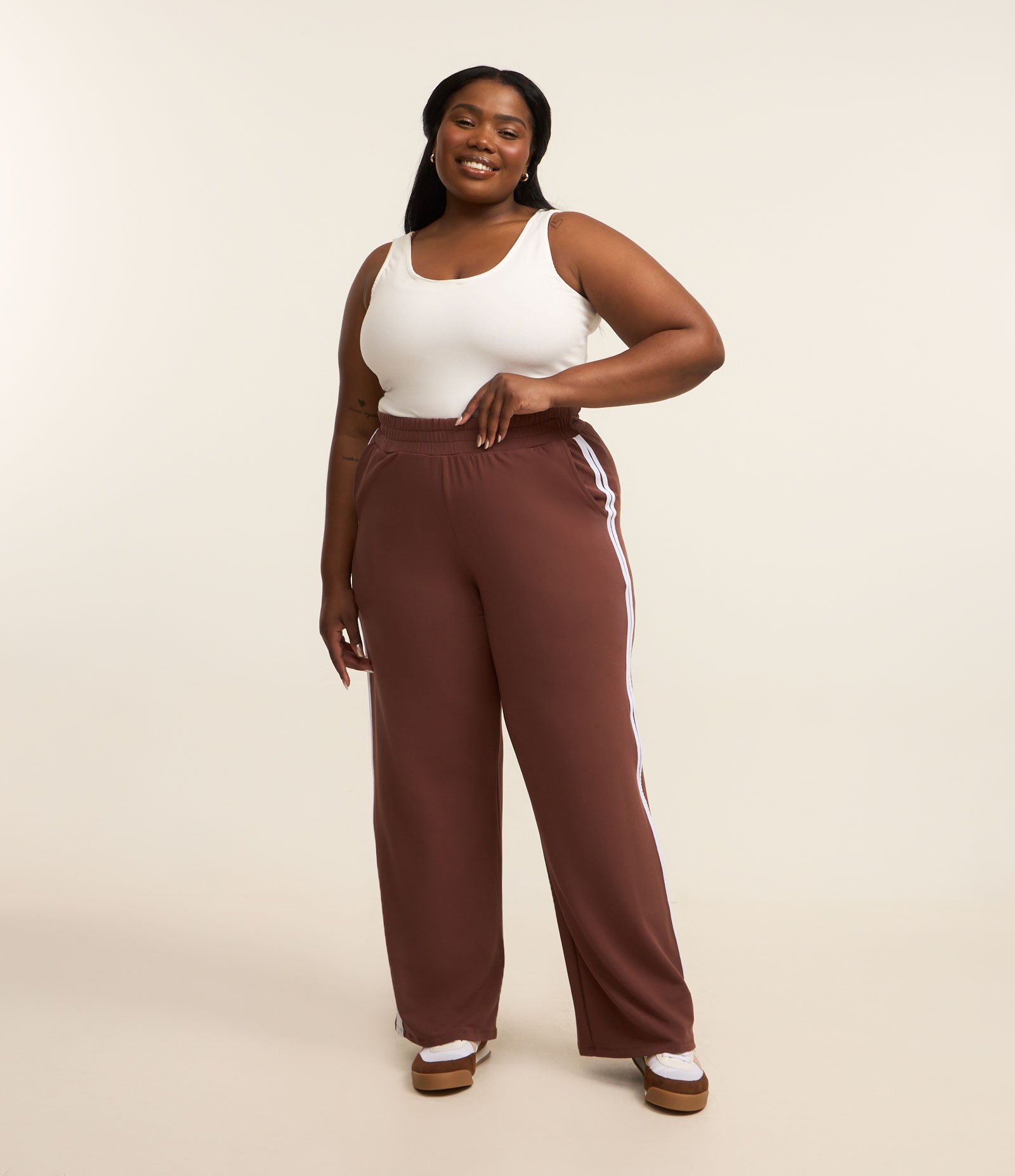 Calça Ampla Sportcore com Listras Laterais Curve & Plus Size Marrom 1