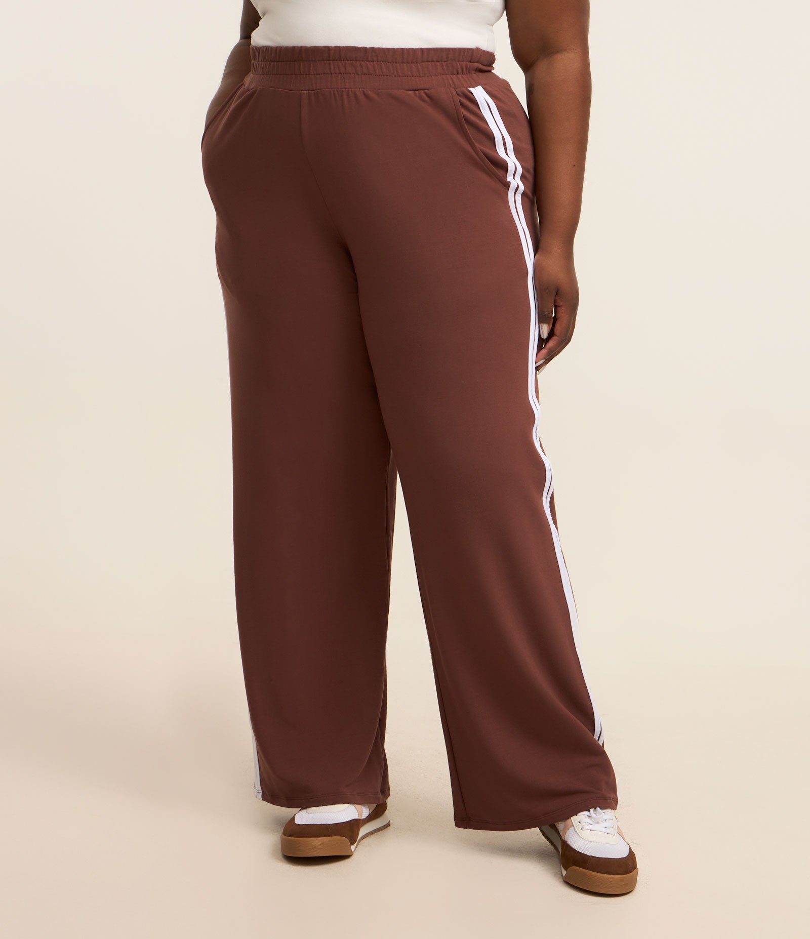 Calça Ampla Sportcore com Listras Laterais Curve & Plus Size Marrom 2