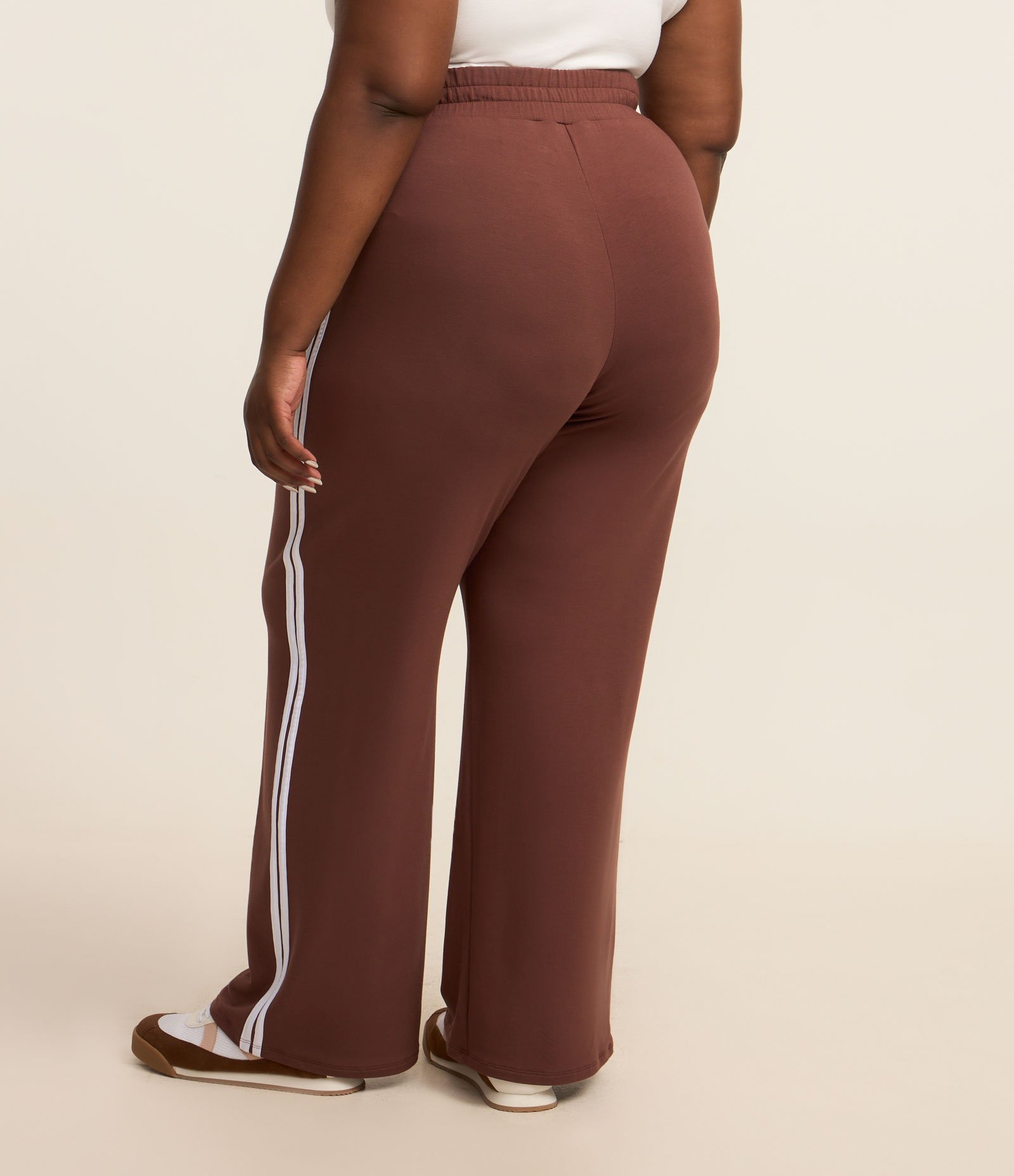 Calça Ampla Sportcore com Listras Laterais Curve & Plus Size Marrom 4