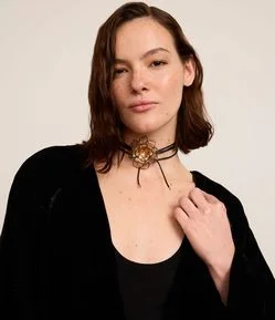 Colar Choker com Flor Aramada e Cordão Encerado