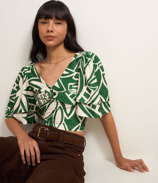 Blusa Cropped Texturizada com Busto Torcido e Estampa Folhagem