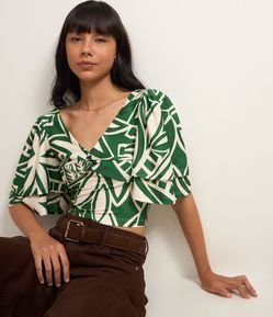 Blusa Cropped Texturizada com Busto Torcido e Estampa Folhagem