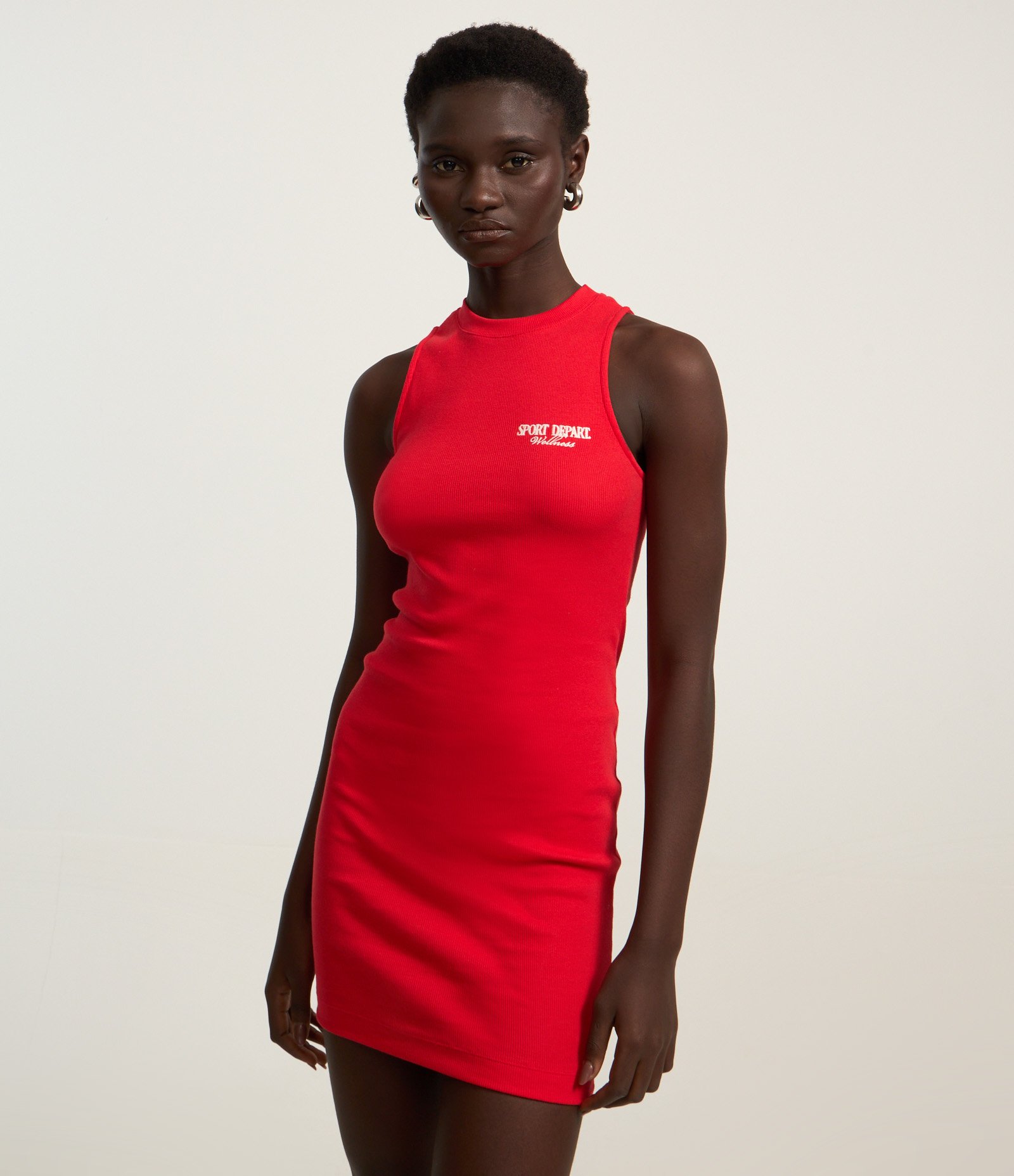 Vestido Sportcore Curto em Ribana com Gola Halter e Bordado Vermelho 1