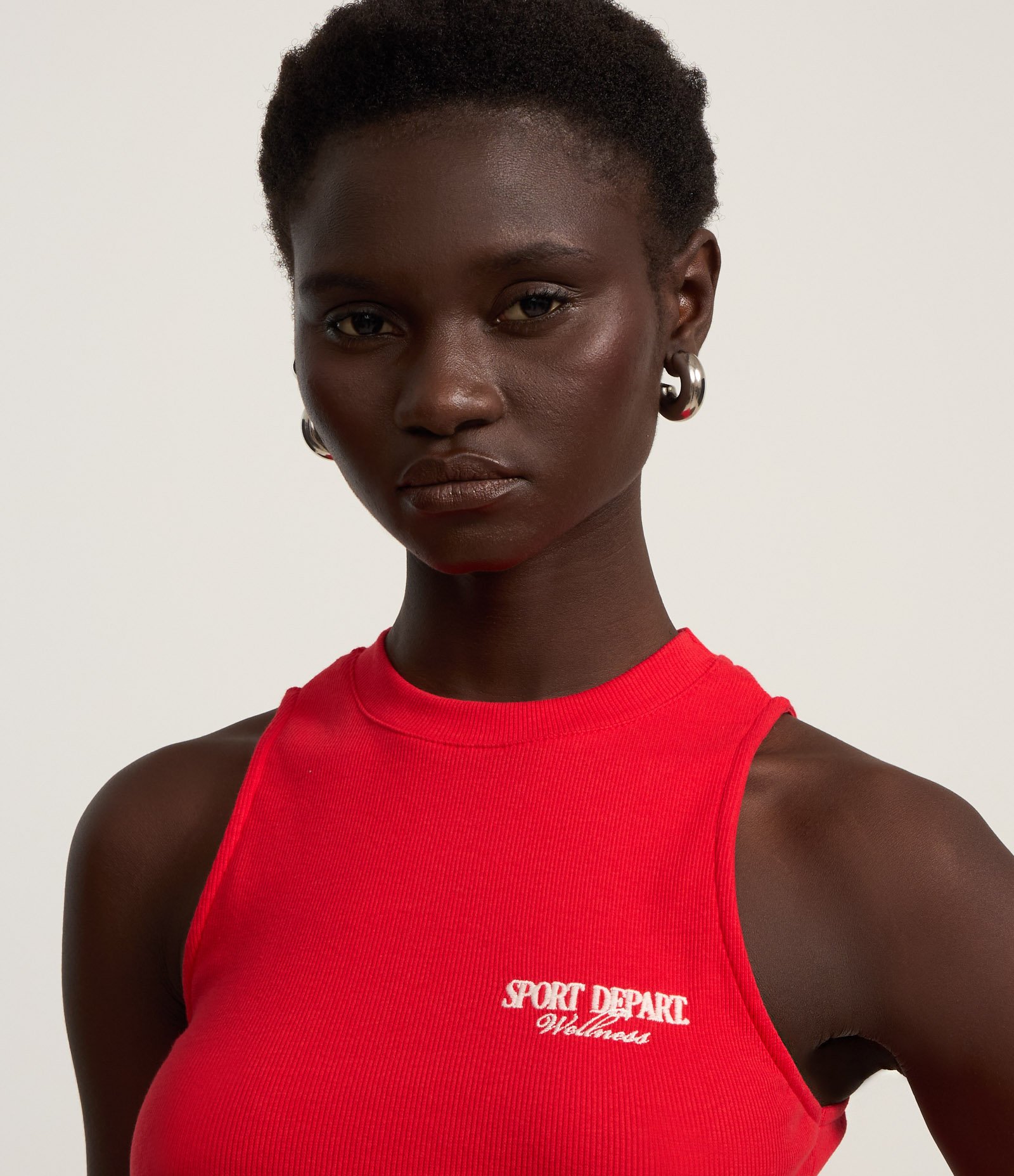 Vestido Sportcore Curto em Ribana com Gola Halter e Bordado Vermelho 3