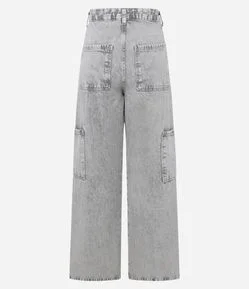 Calça Wide Leg em Jeans com Recorte Transversal e Bolso Cargo