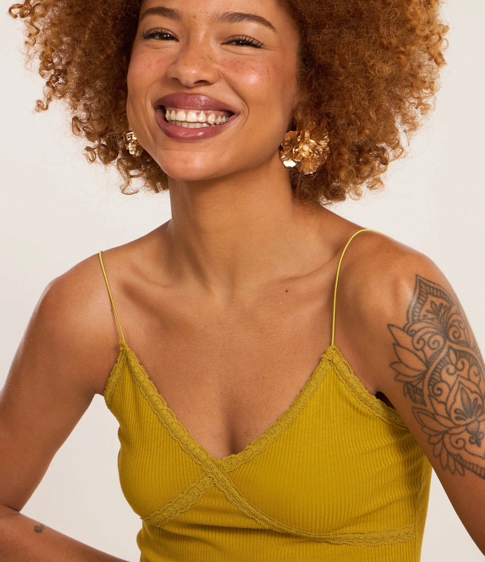 Blusa em Ribana com Decote em V e Renda Verde 1