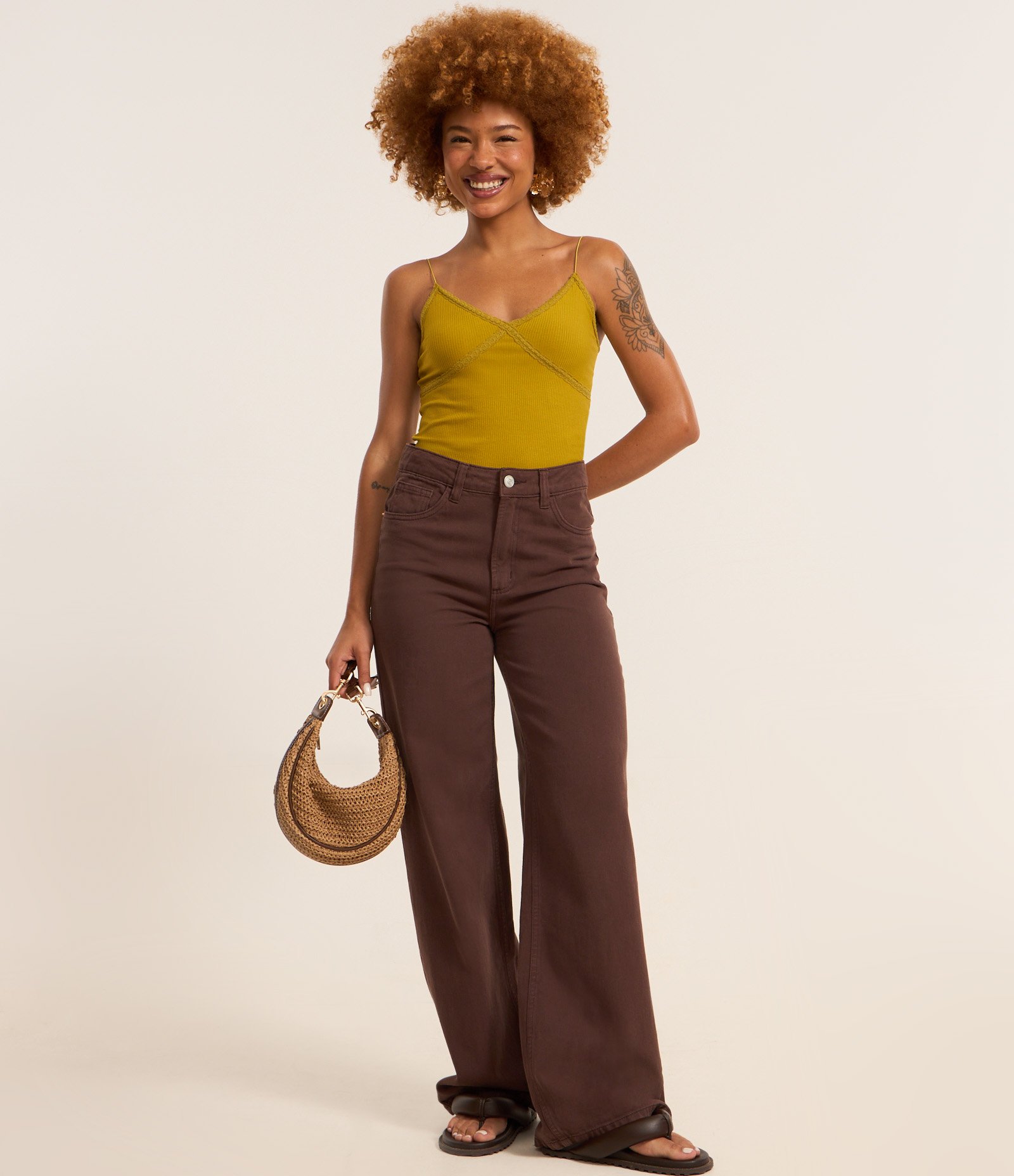 Blusa em Ribana com Decote em V e Renda Verde 2