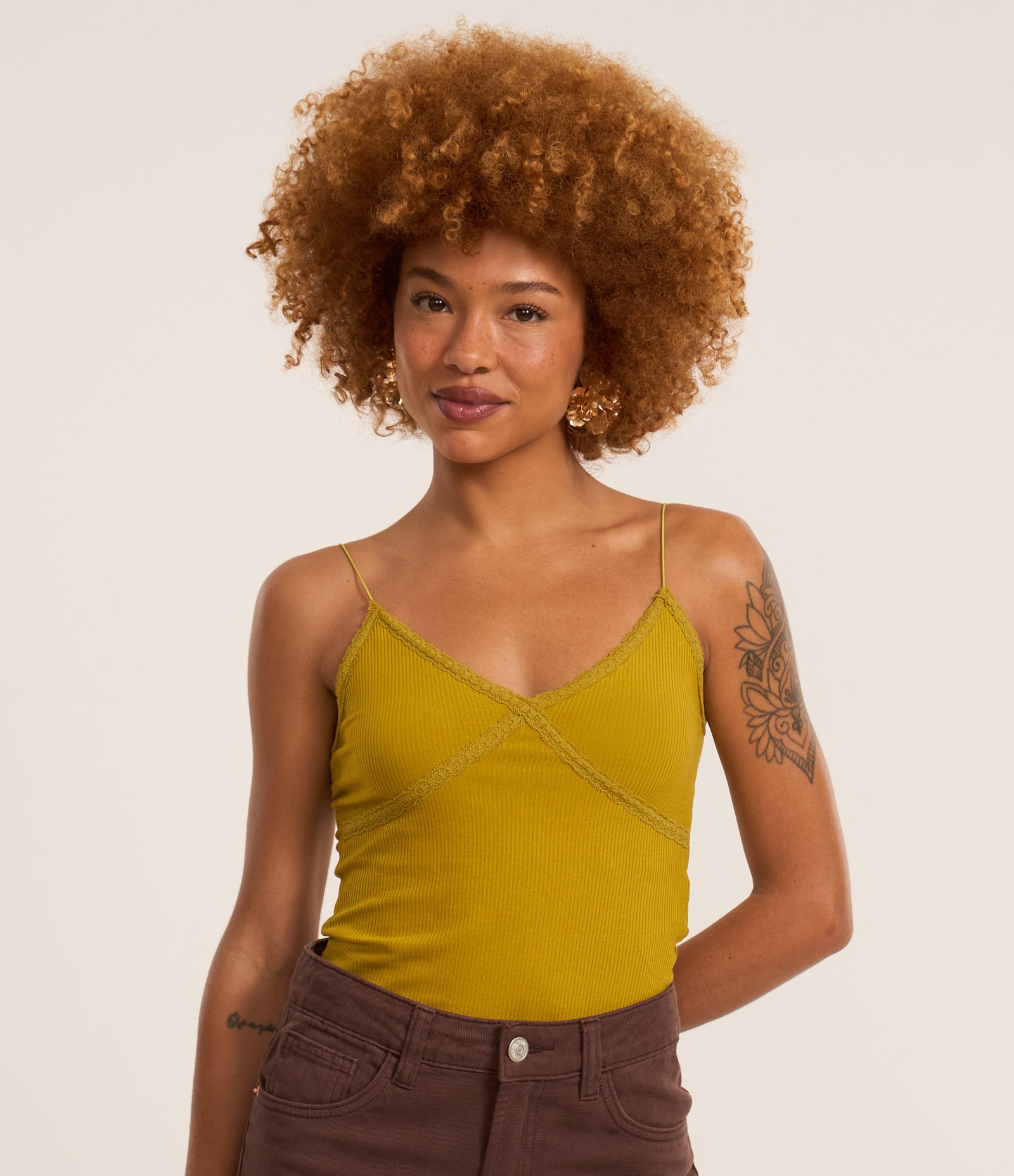 Blusa em Ribana com Decote em V e Renda Verde 3