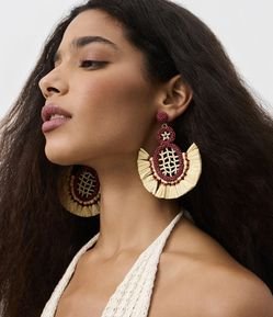 Brinco em Rafia e Miçangas com Formato Geométrico