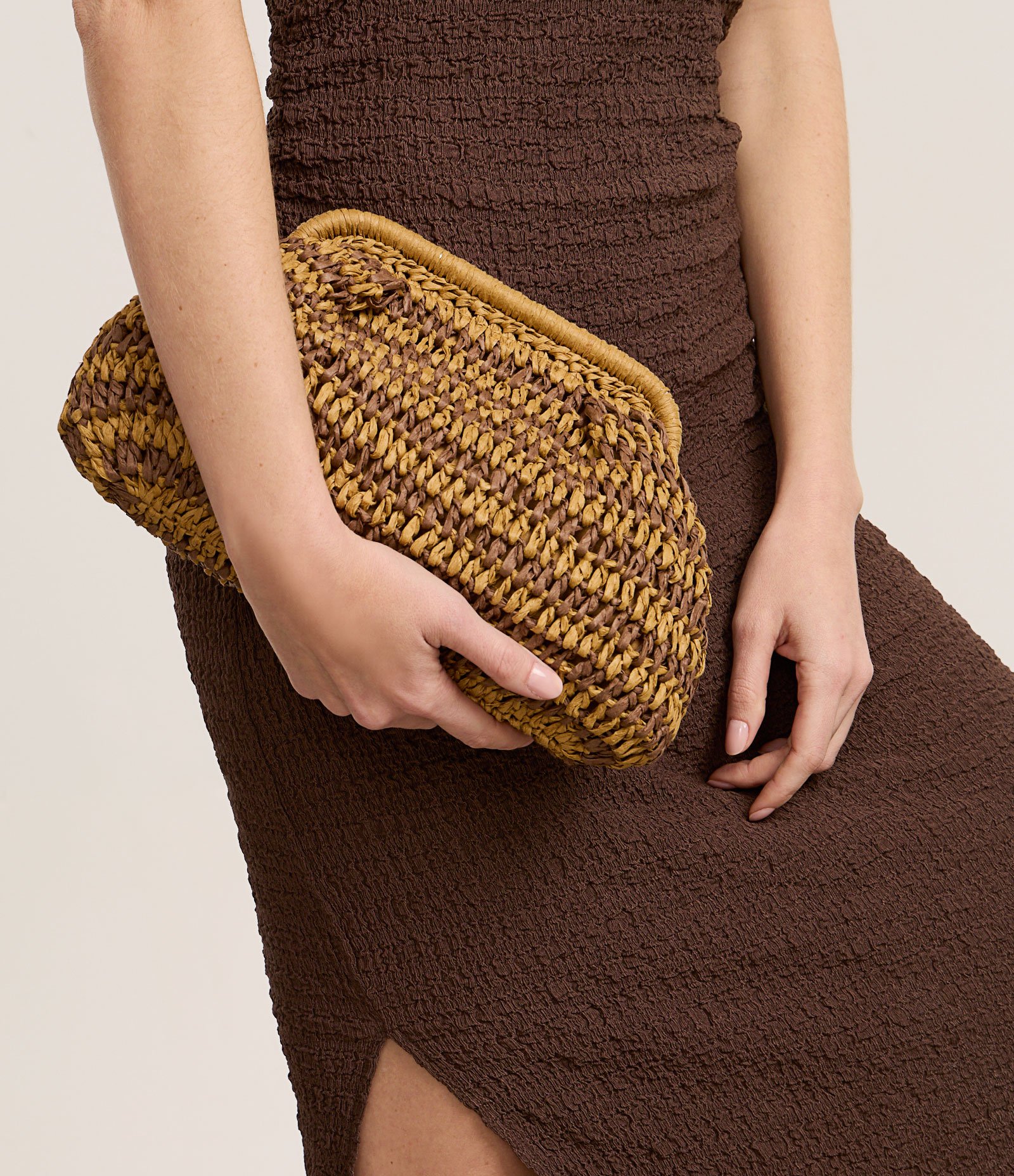 Bolsa Clutch Grande em Ráfia e Alça de Corrente Bege 9