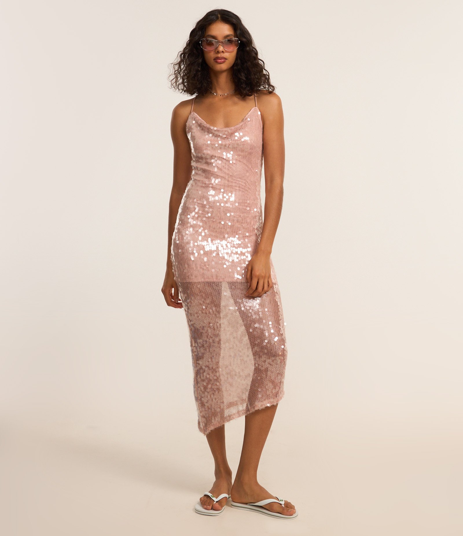 Vestido Reto em Paetês com Barra Assimétrica e Decote Degagê nas Costas Rosa 2