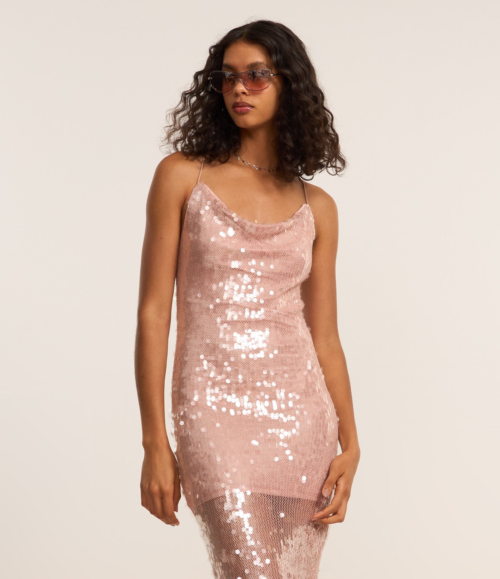 Vestido Reto em Paetês com Barra Assimétrica e Decote Degagê nas Costas Rosa 3