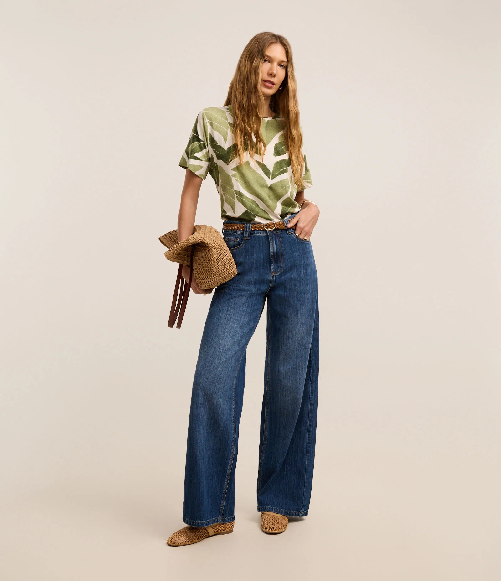 Camisa em Viscose com Estampa Folhagem de Efeito Estonado Verde/Branco 2