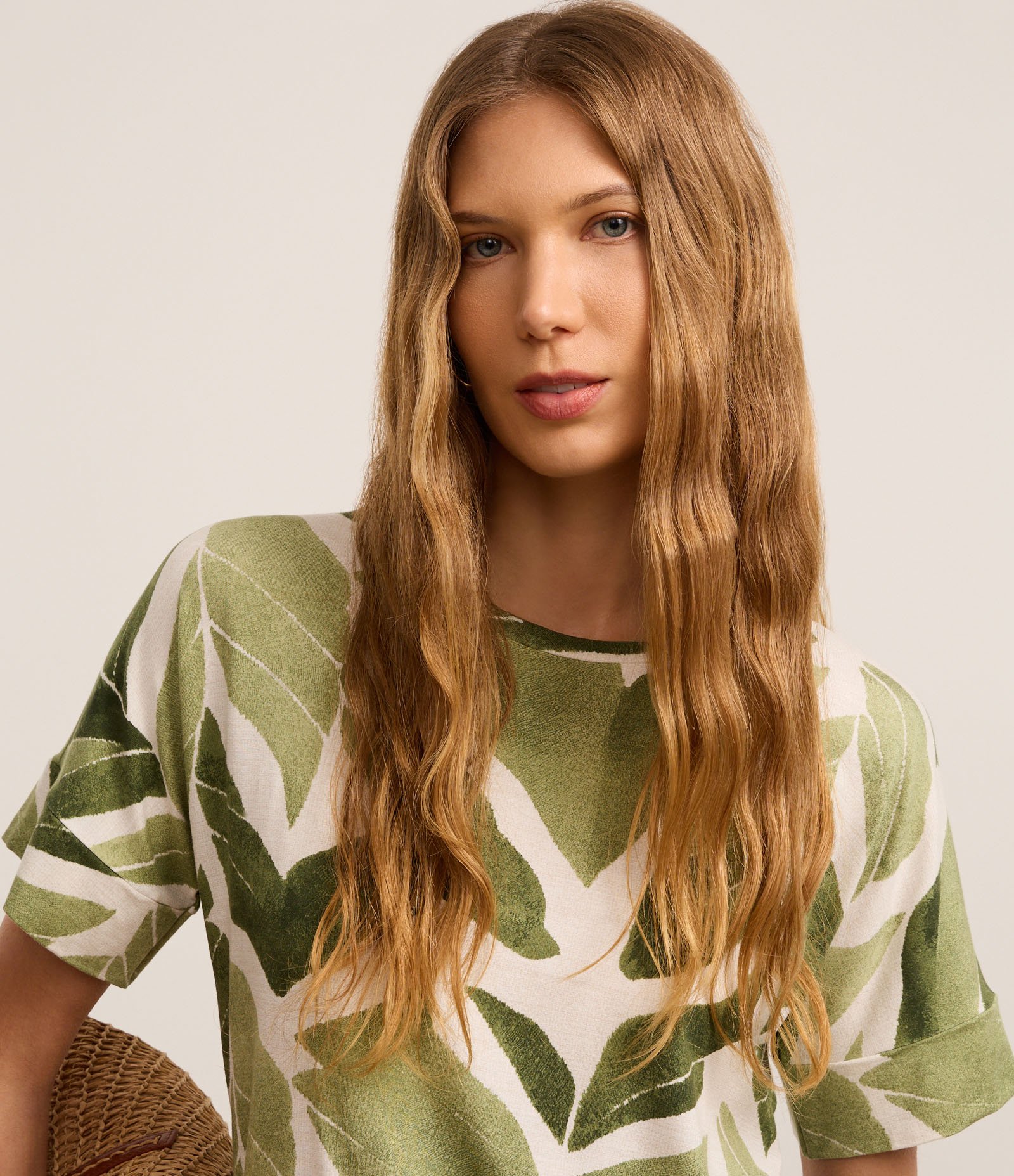 Camisa em Viscose com Estampa Folhagem de Efeito Estonado Verde/Branco 4