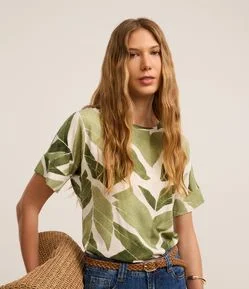 Camisa em Viscose com Estampa Folhagem de Efeito Estonado