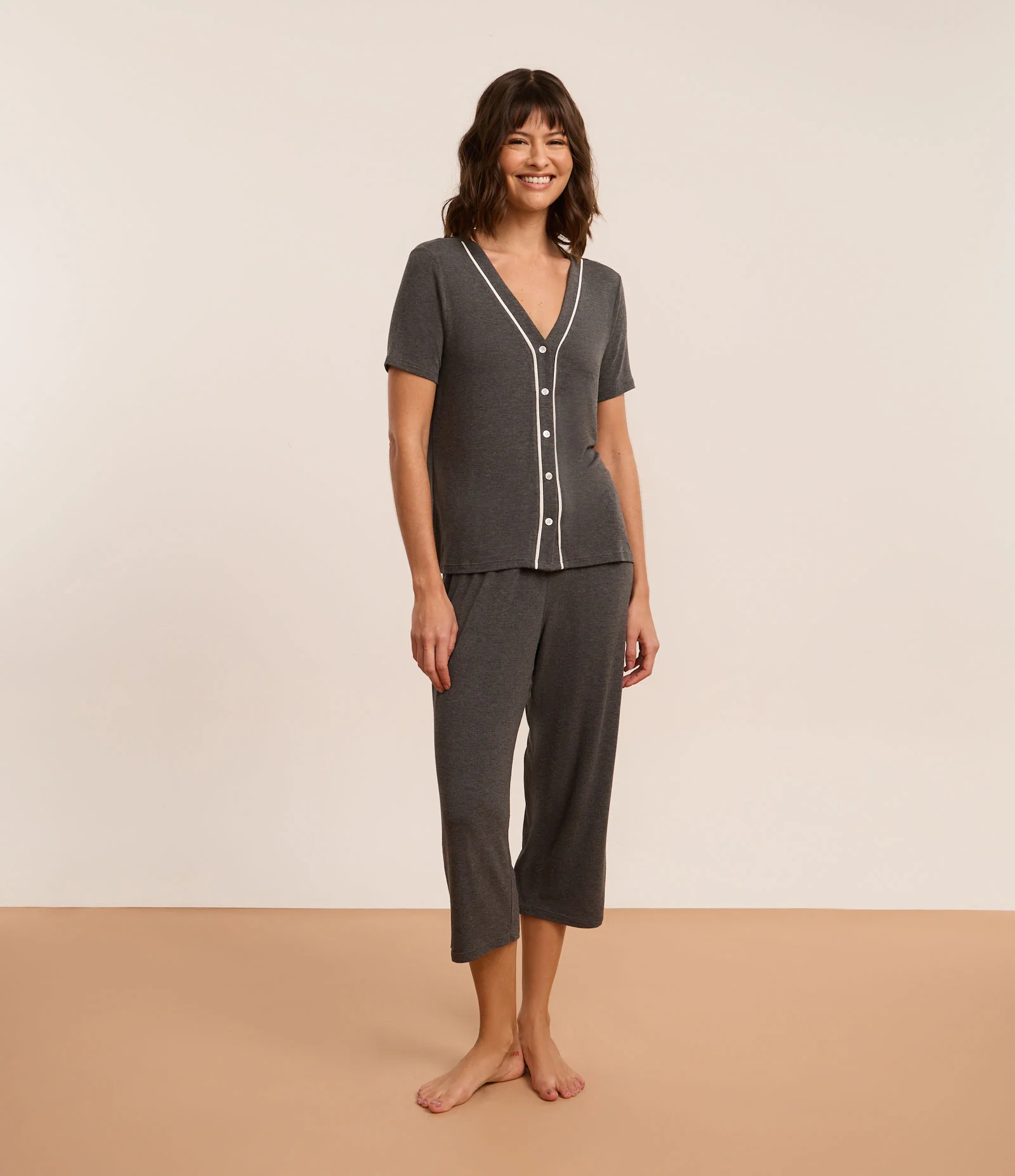 Pijama Americano Capri em Viscose com Detalhe Contrastante Cinza 2