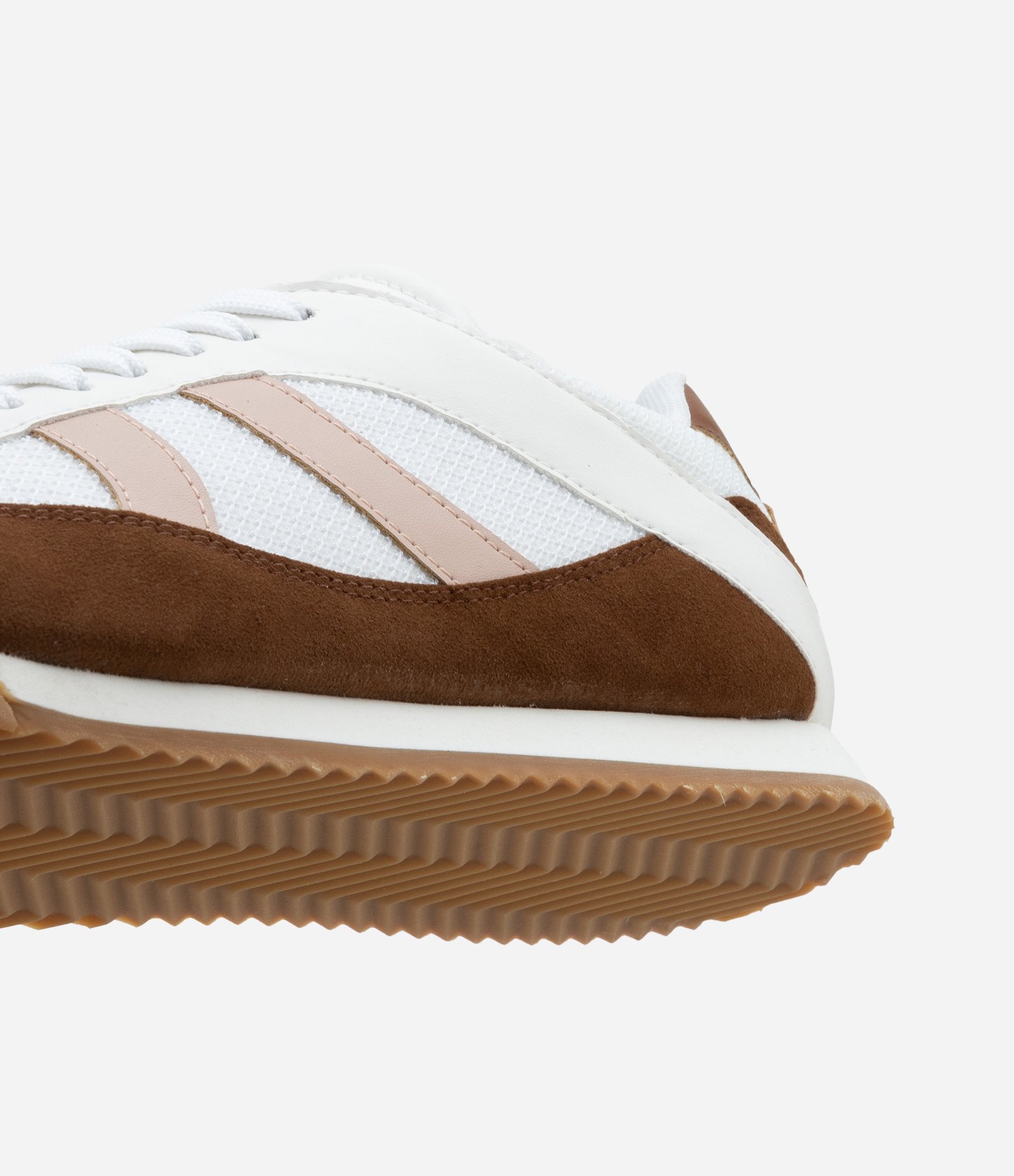 Tênis Chuteira em Tela com Efeito Camurça e Recortes Marrom/Branco 3