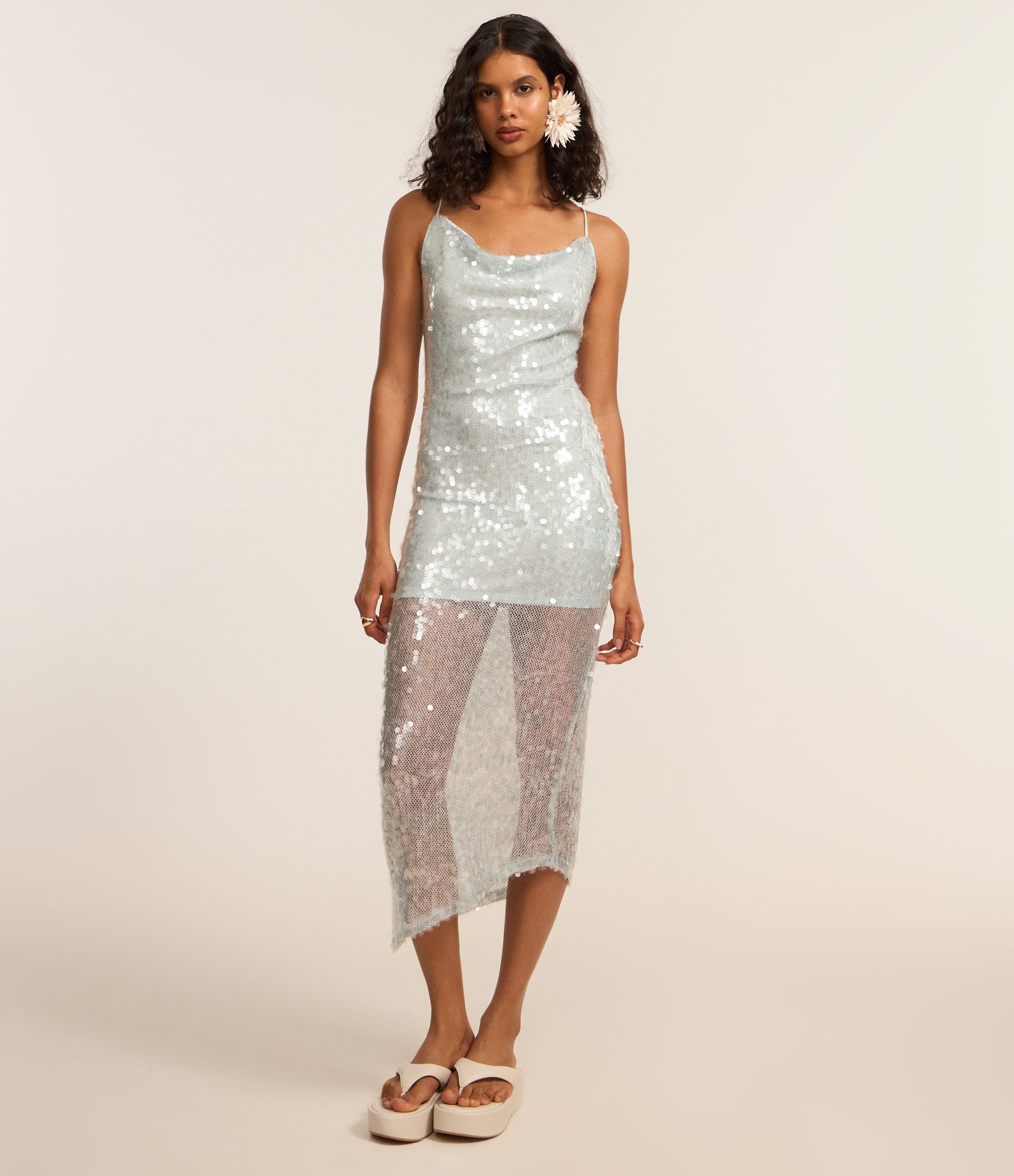 Vestido Reto em Paetês com Barra Assimétrica e Decote Degagê nas Costas Azul 2