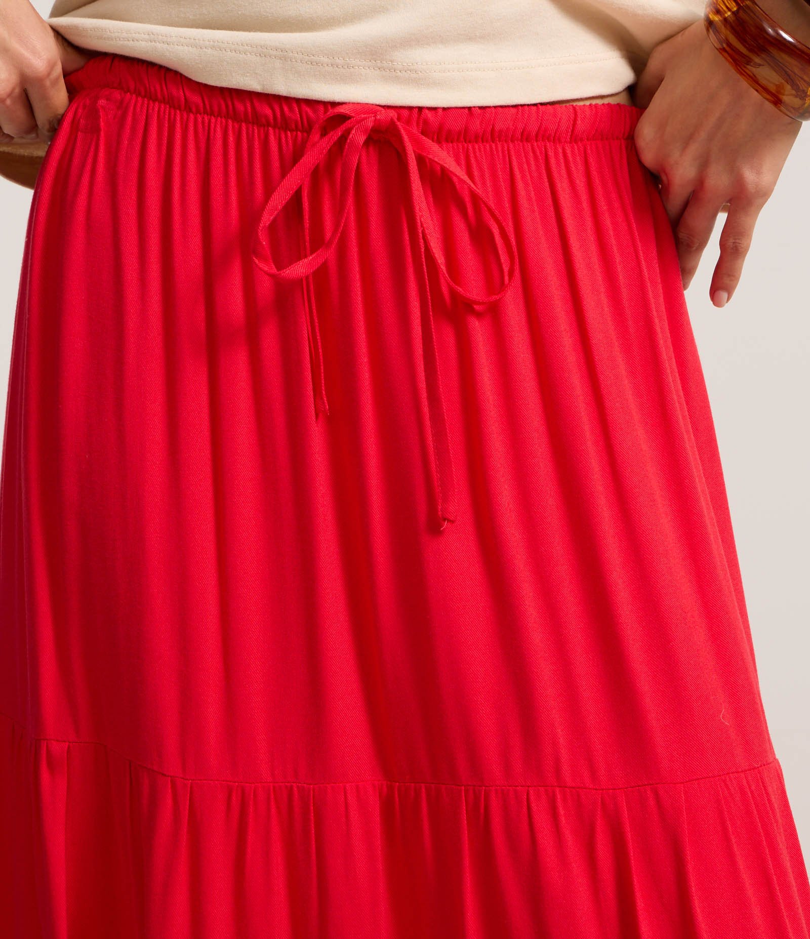 Saia Evasê Longa em Viscose com Recortes e Amarração Vermelho 4