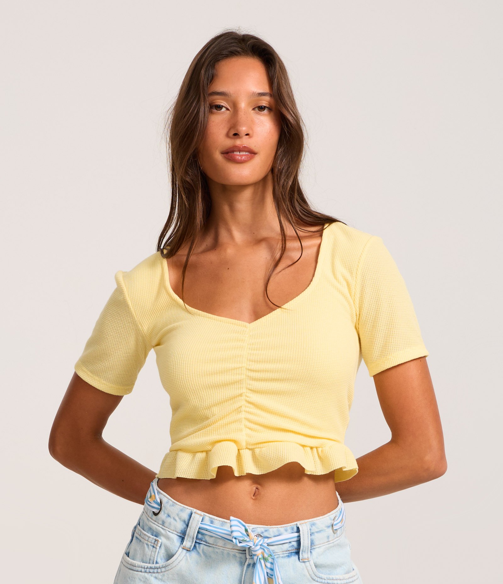 Blusa Cropped Texturizada com Franzido e Babado na Barra Amarelo 1