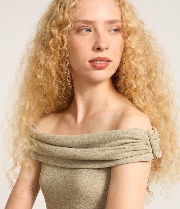 Blusa em Tricô com Pala Virada e Aviamento Lateral